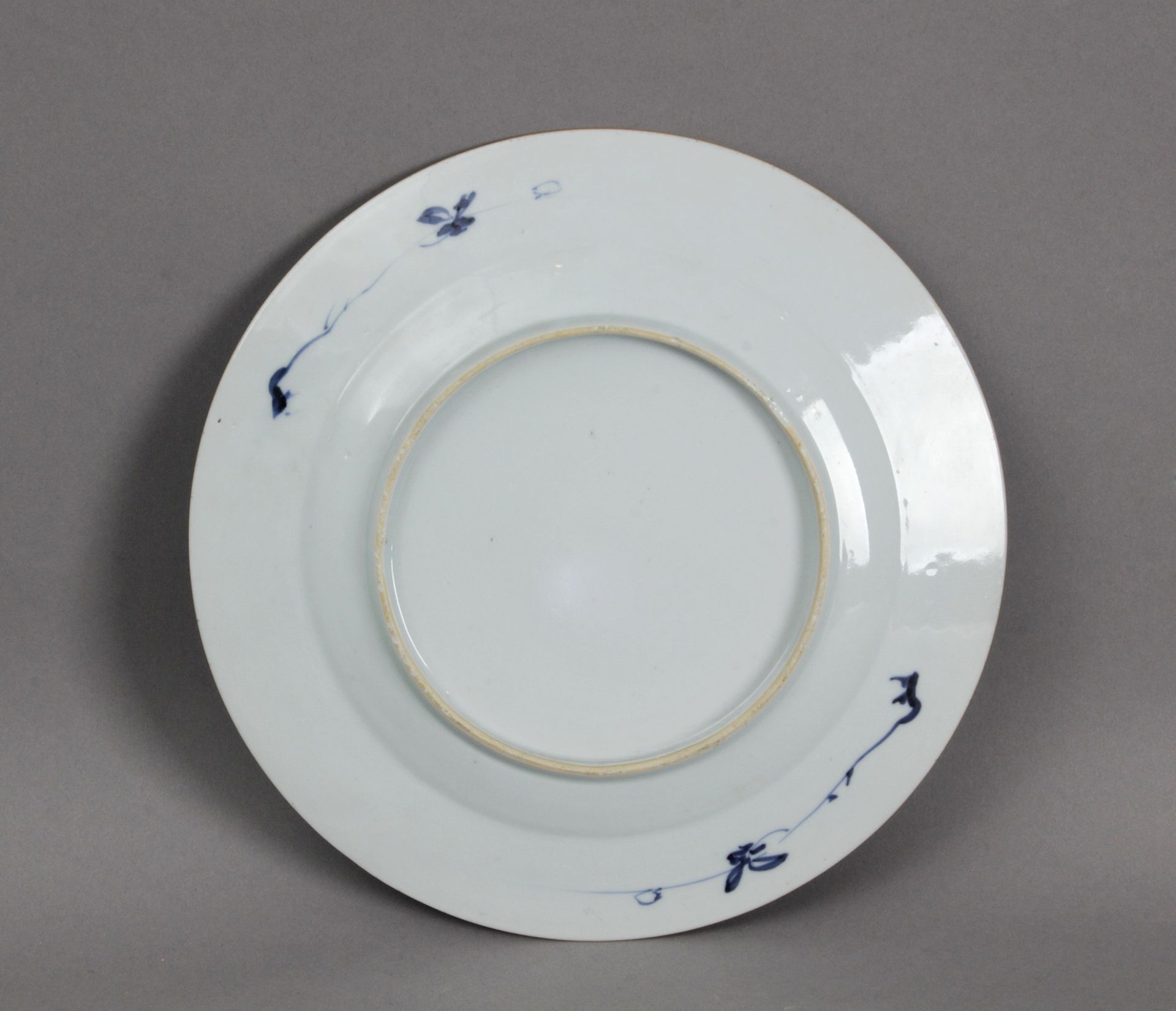 A 19th century Chinese Qing dynasty porcelain plate - Image 2 of 2