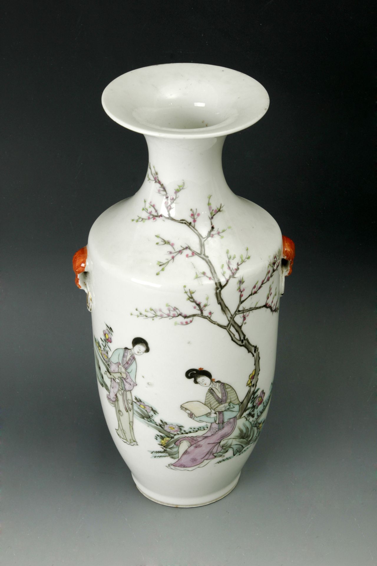 A 20th century Chinese porcelain vase