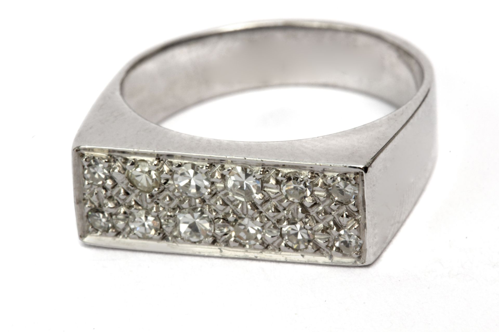 Diamond ring with a 18k white gold setting - Image 2 of 2