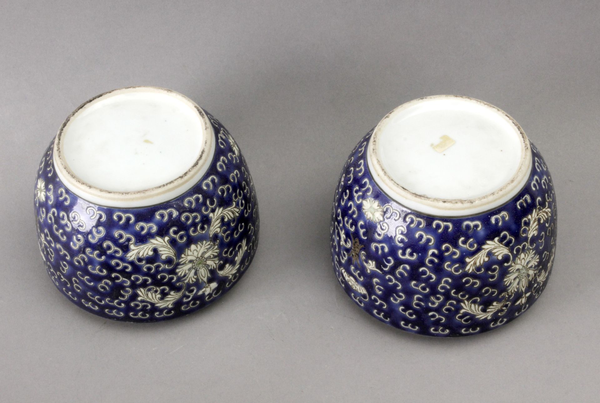 A pair of 20th century Chinese porcelain tea cups - Image 5 of 5