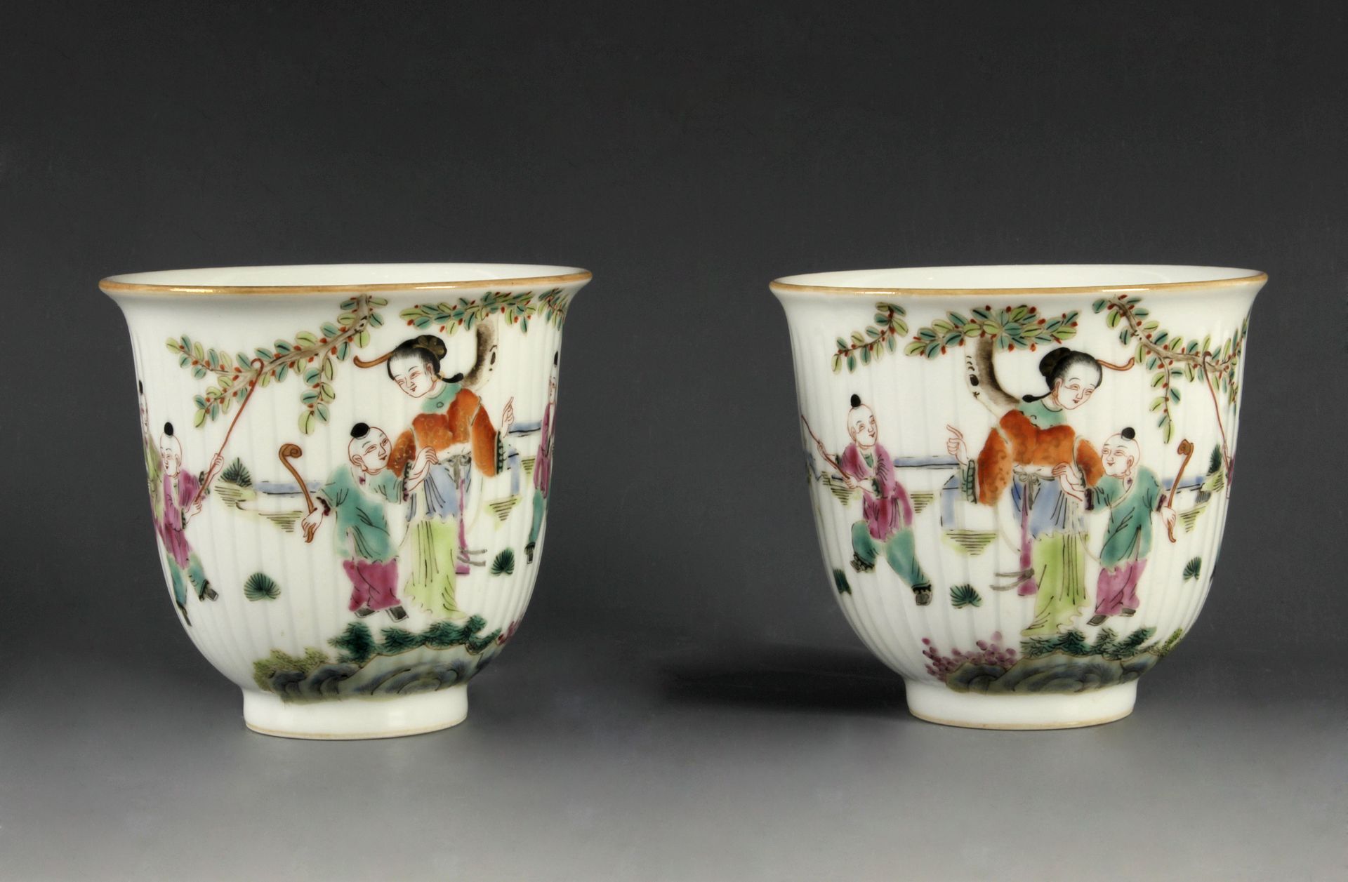 A pair of 19th century Chinese Qing dynasty porcelain cups