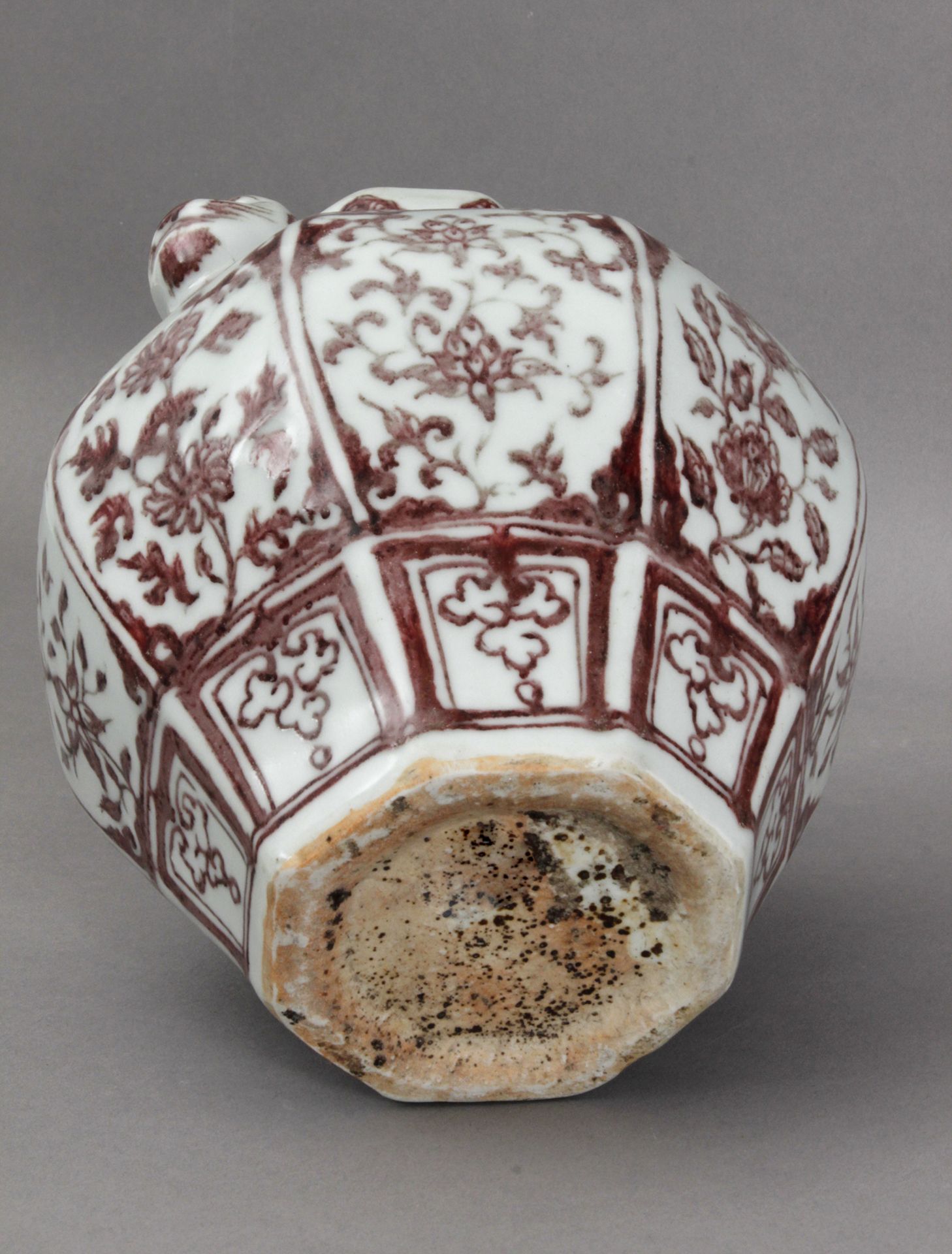 A 19th century Chinese Qing dynasty porcelain archaistic vase - Image 4 of 4