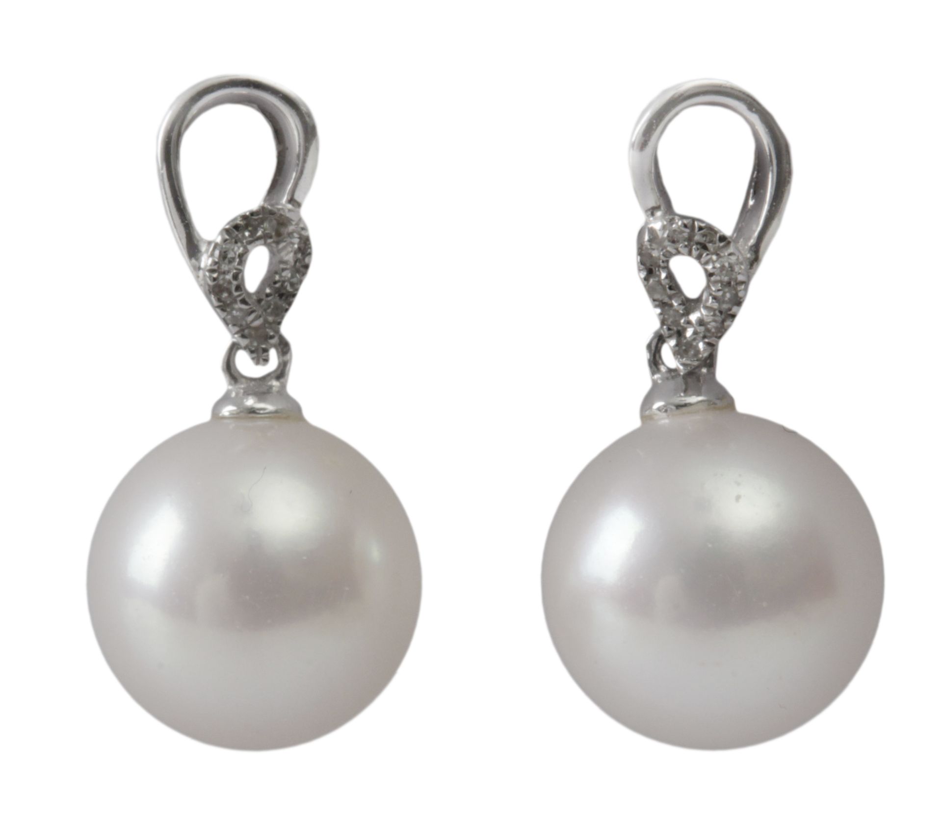 Brilliant cut diamonds and cultured pearls long earrings with an 18k. white gold setting