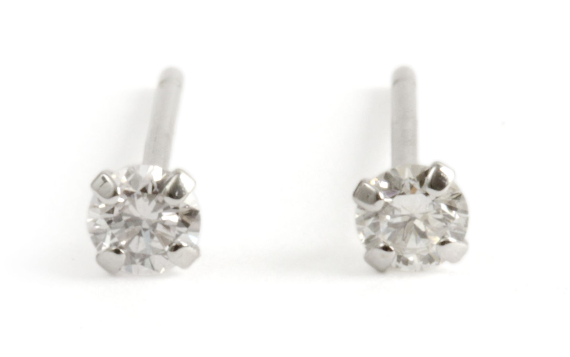18k. white gold and brilliant cut diamonds stud earrings