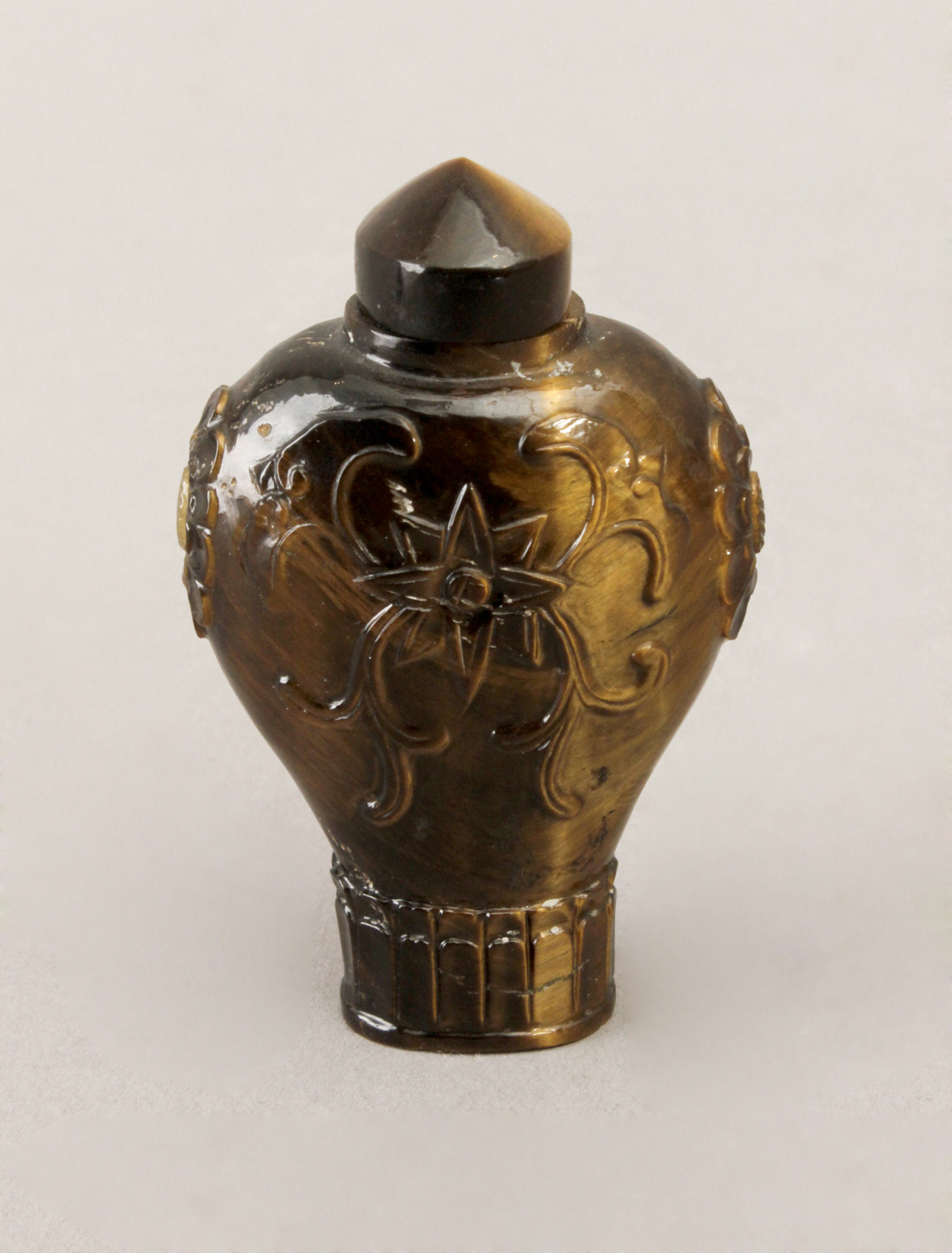 A 20th century Chinese carved tiger's eye quartz snuff bottle