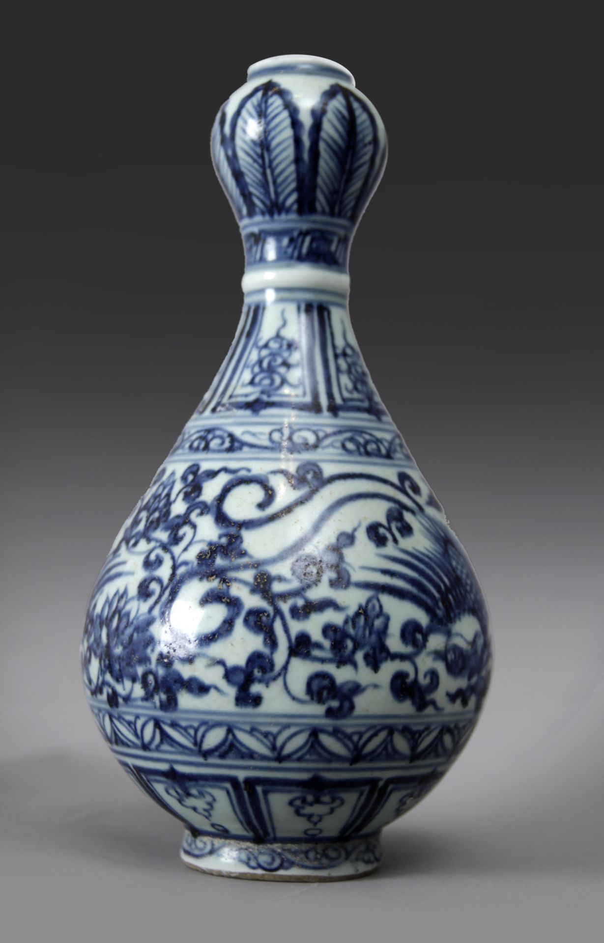 A 20th century Chinese vase in blue and white porcelain