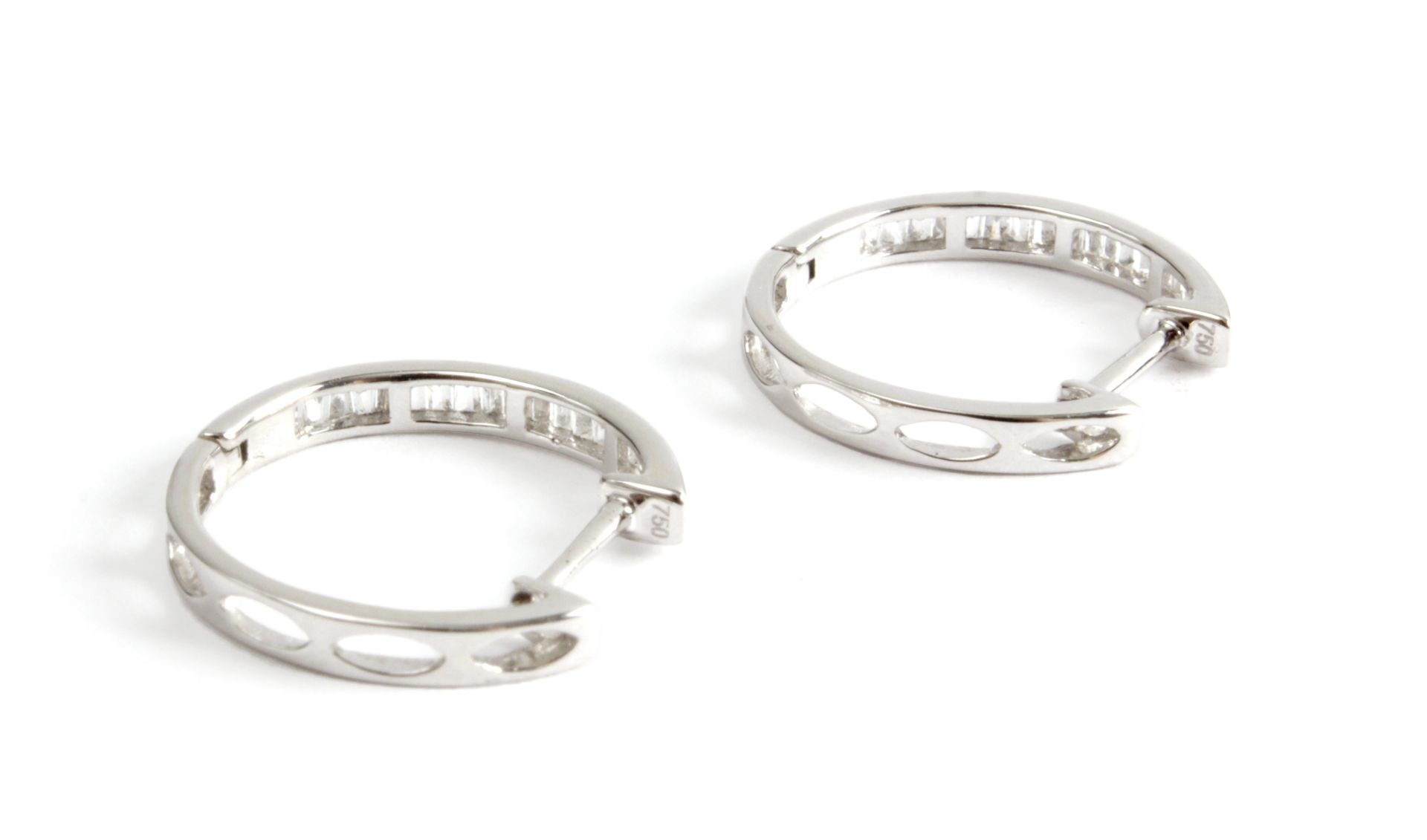 18k. white gold and baguette cut diamonds hoop earrings - Bild 2 aus 2