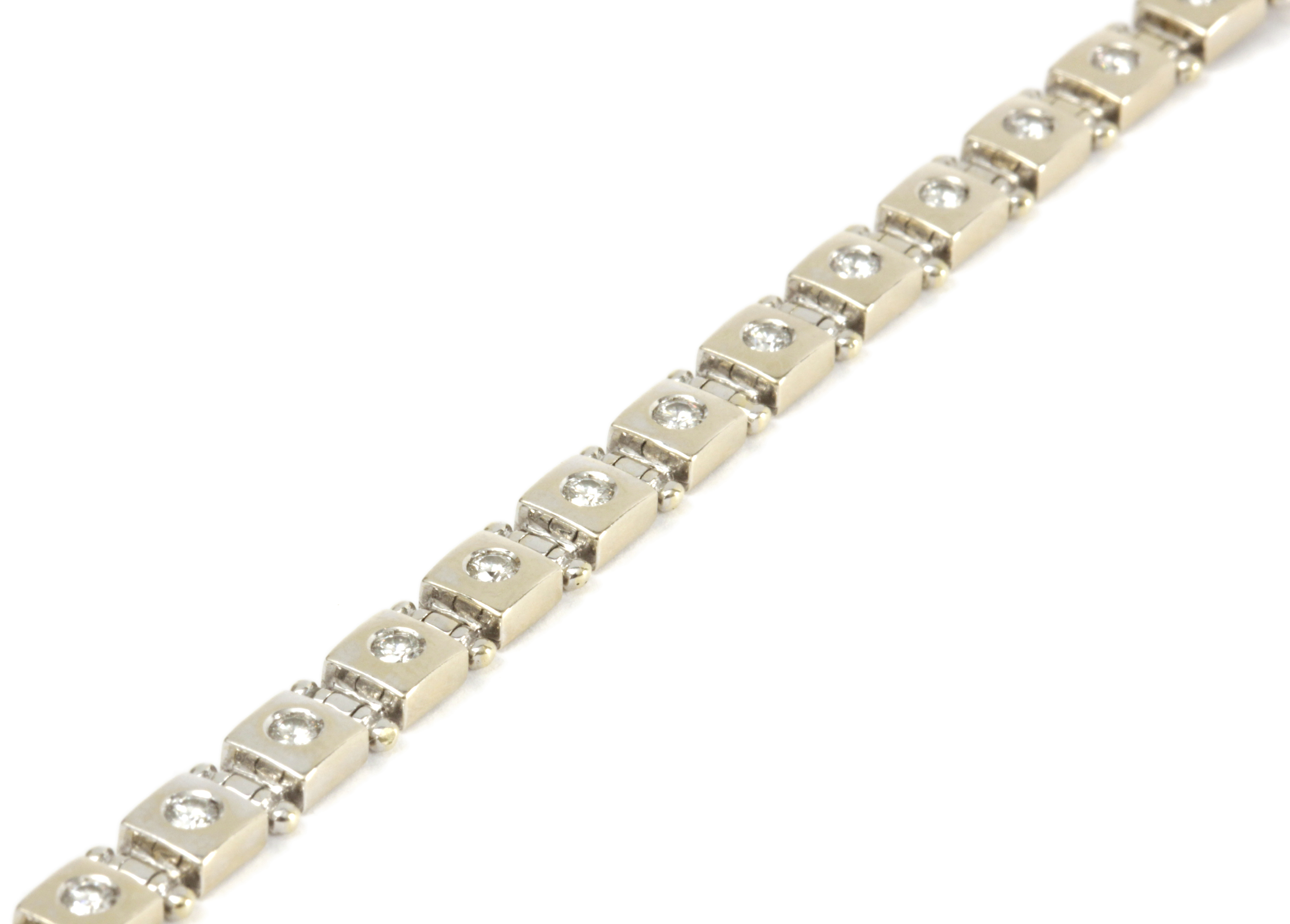 18k. white gold and brilliant cut diamonds bracelet - Image 3 of 3