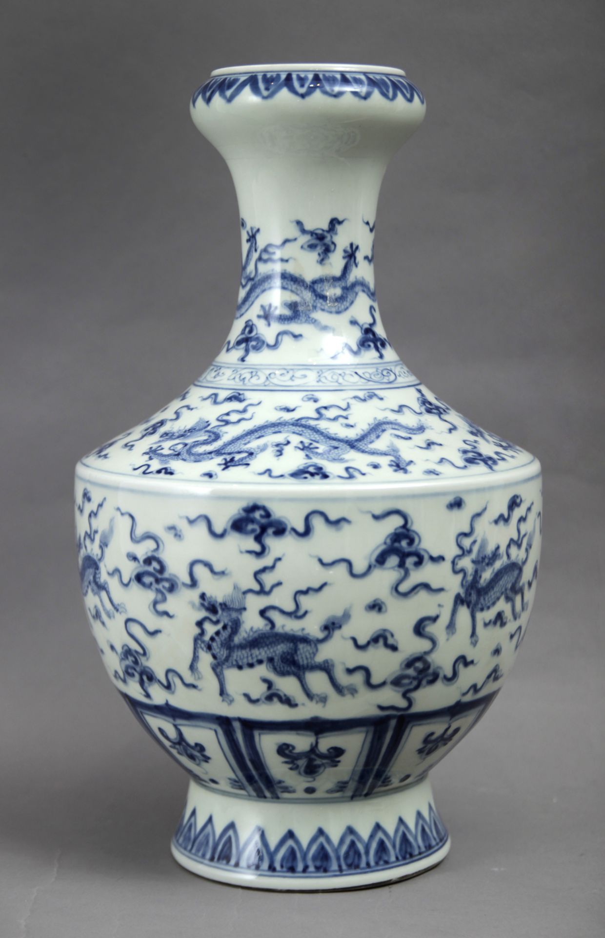 20th century Chinese vase in white and blue porcelain