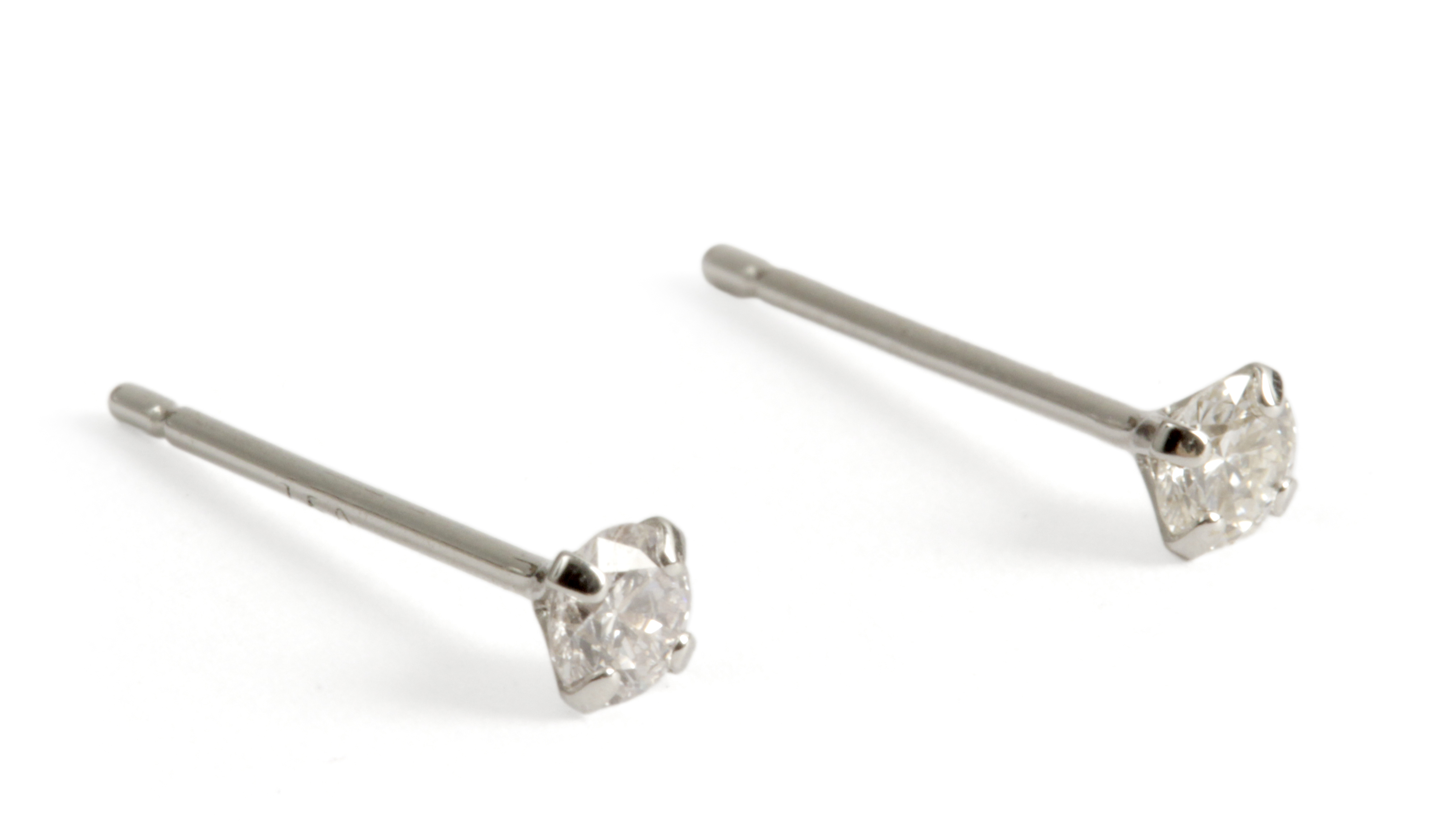 18k. white gold and brilliant cut diamonds stud earrings - Image 2 of 2