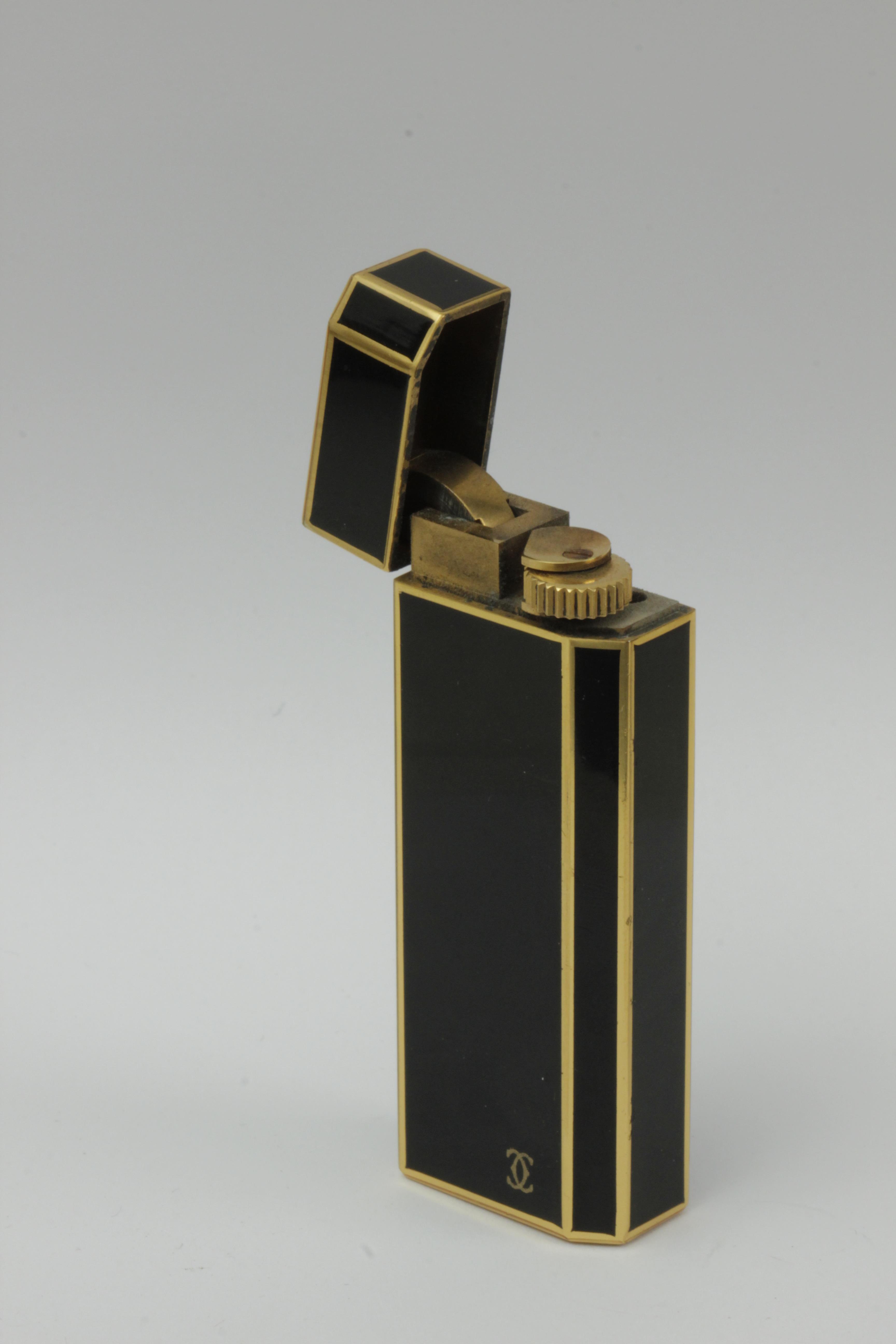 Cartier. Lighter in black lacquer and gold plated metal - Image 3 of 4