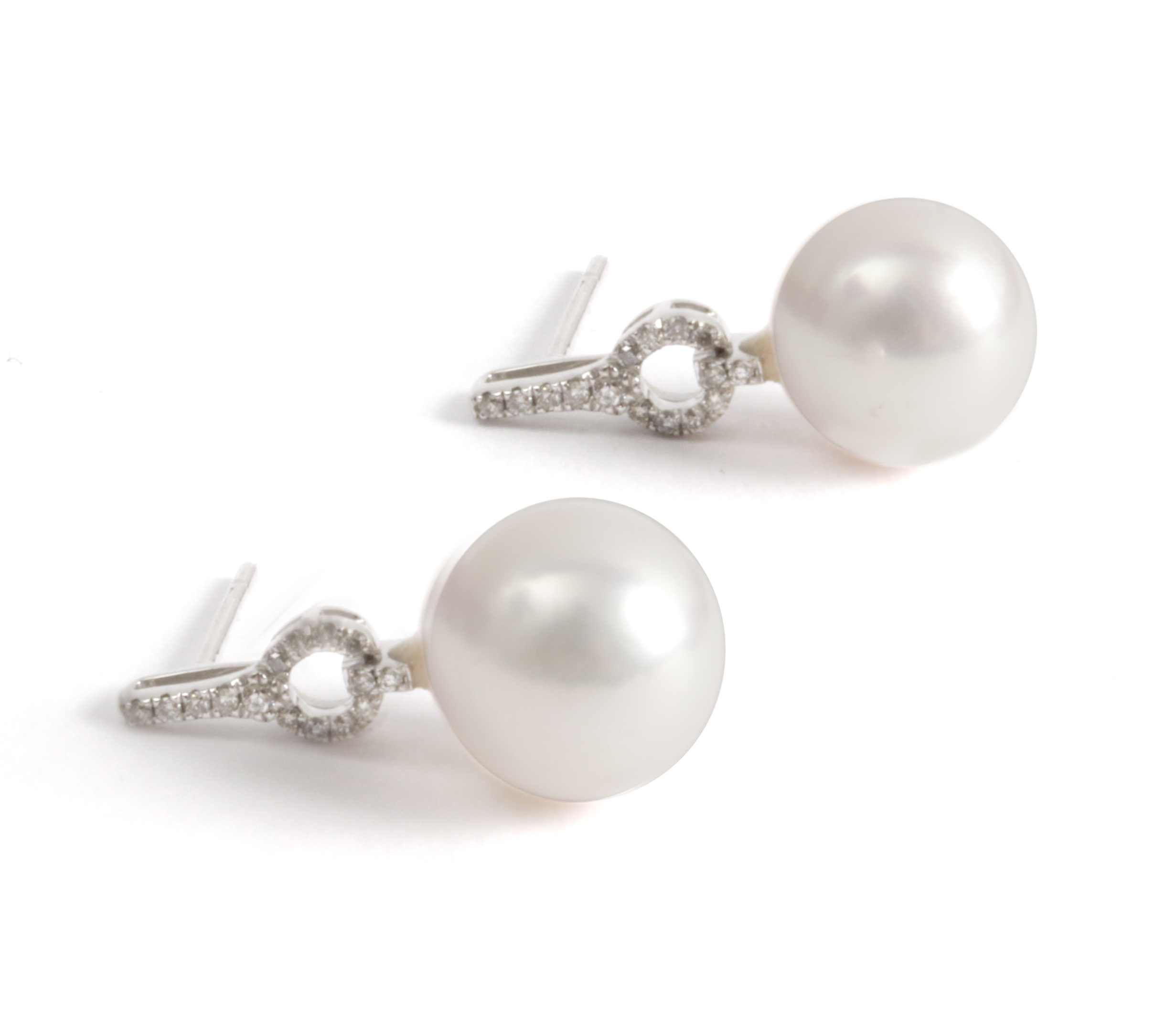 18k. white gold, brilliant cut diamonds and cultured pearls earrings - Image 2 of 2