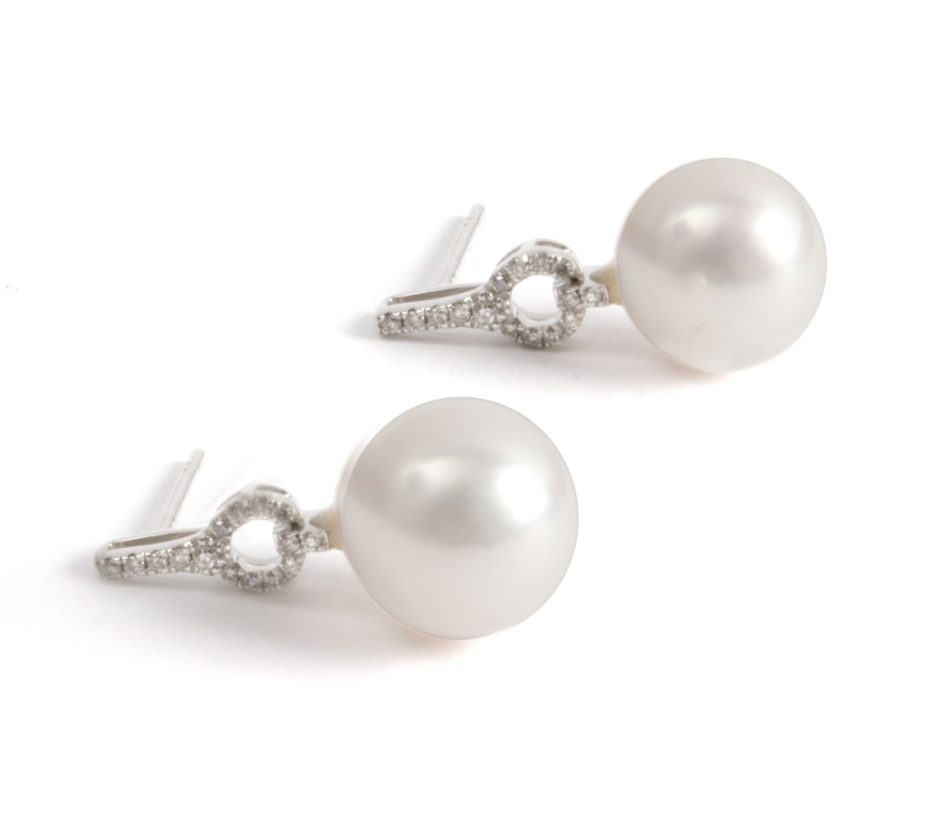 18k. white gold, brilliant cut diamonds and cultured pearls earrings - Bild 2 aus 2