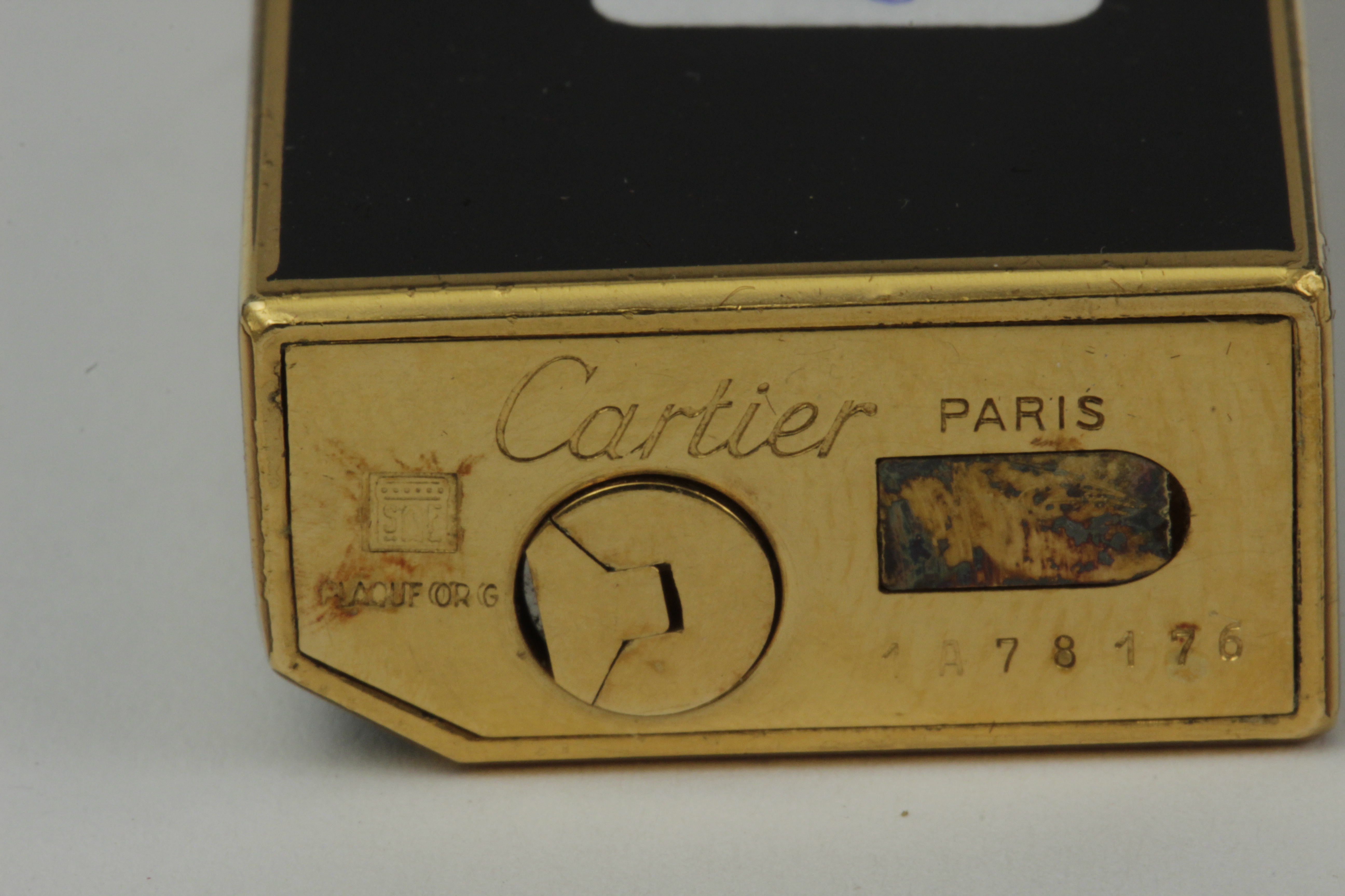 Cartier. Lighter in black lacquer and gold plated metal - Image 4 of 4