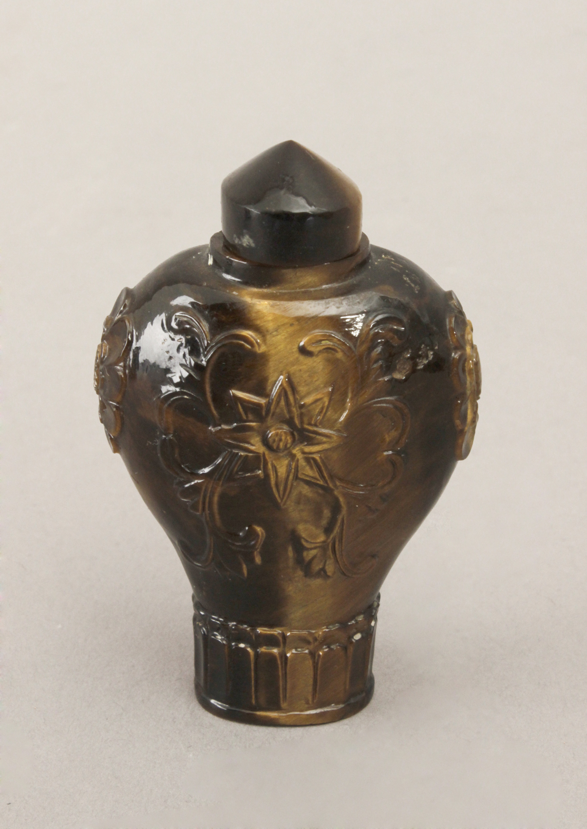A 20th century Chinese carved tiger's eye quartz snuff bottle - Image 2 of 2