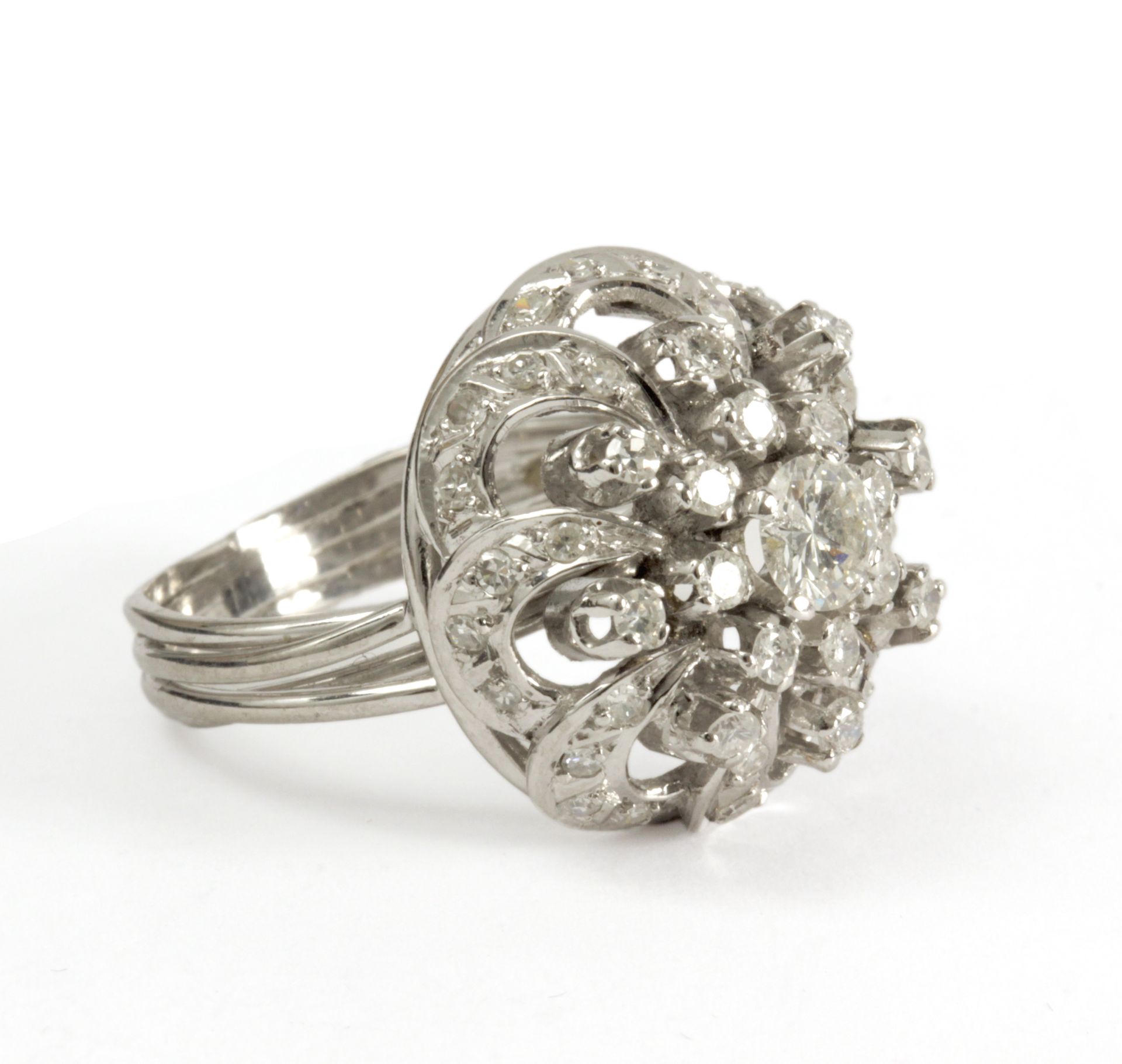 Platinum and brilliant cut diamonds bombe ring circa 1950 - Bild 2 aus 3