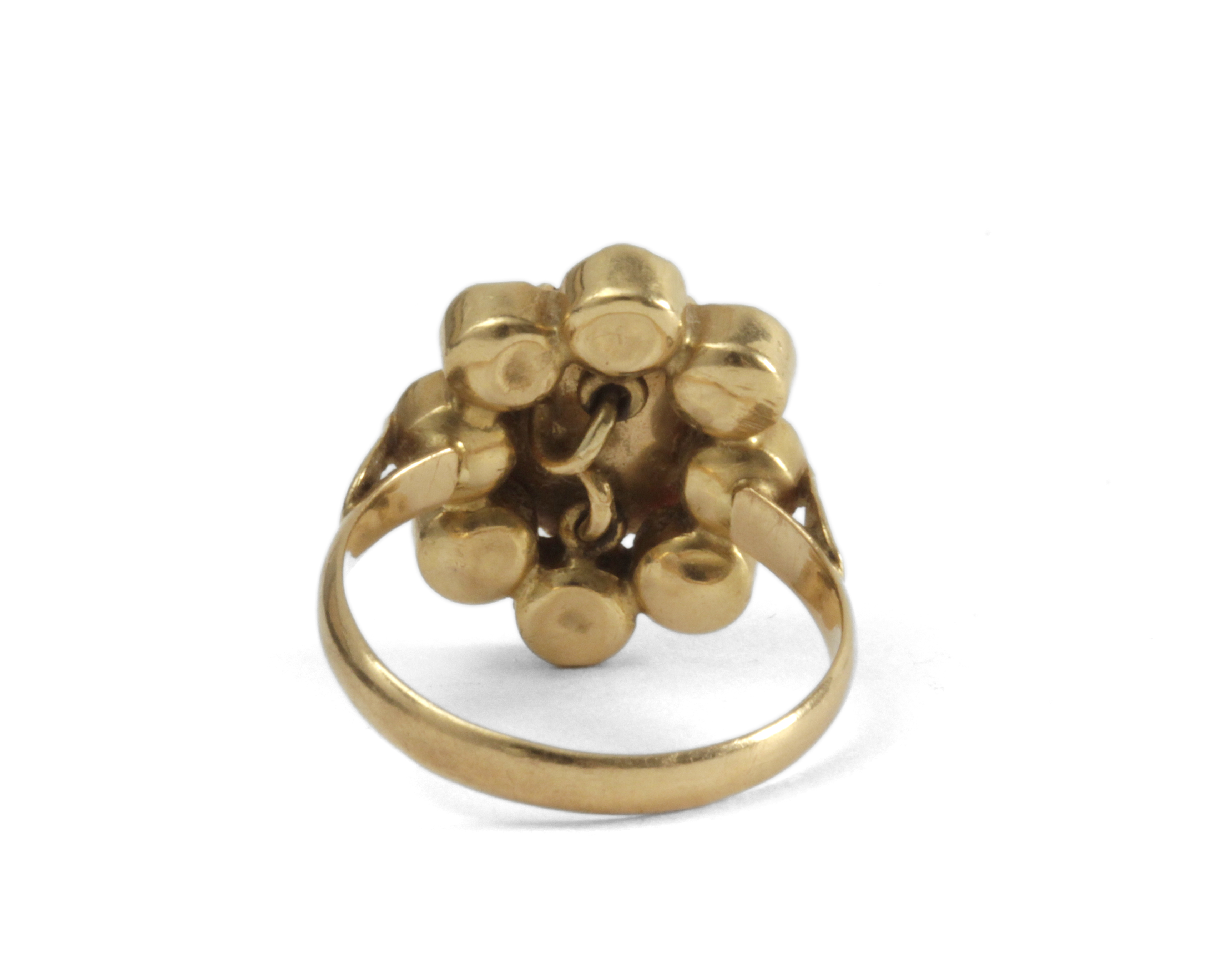 First half of 20th century 18k. yellow gold and garnets cluster ring - Image 3 of 3