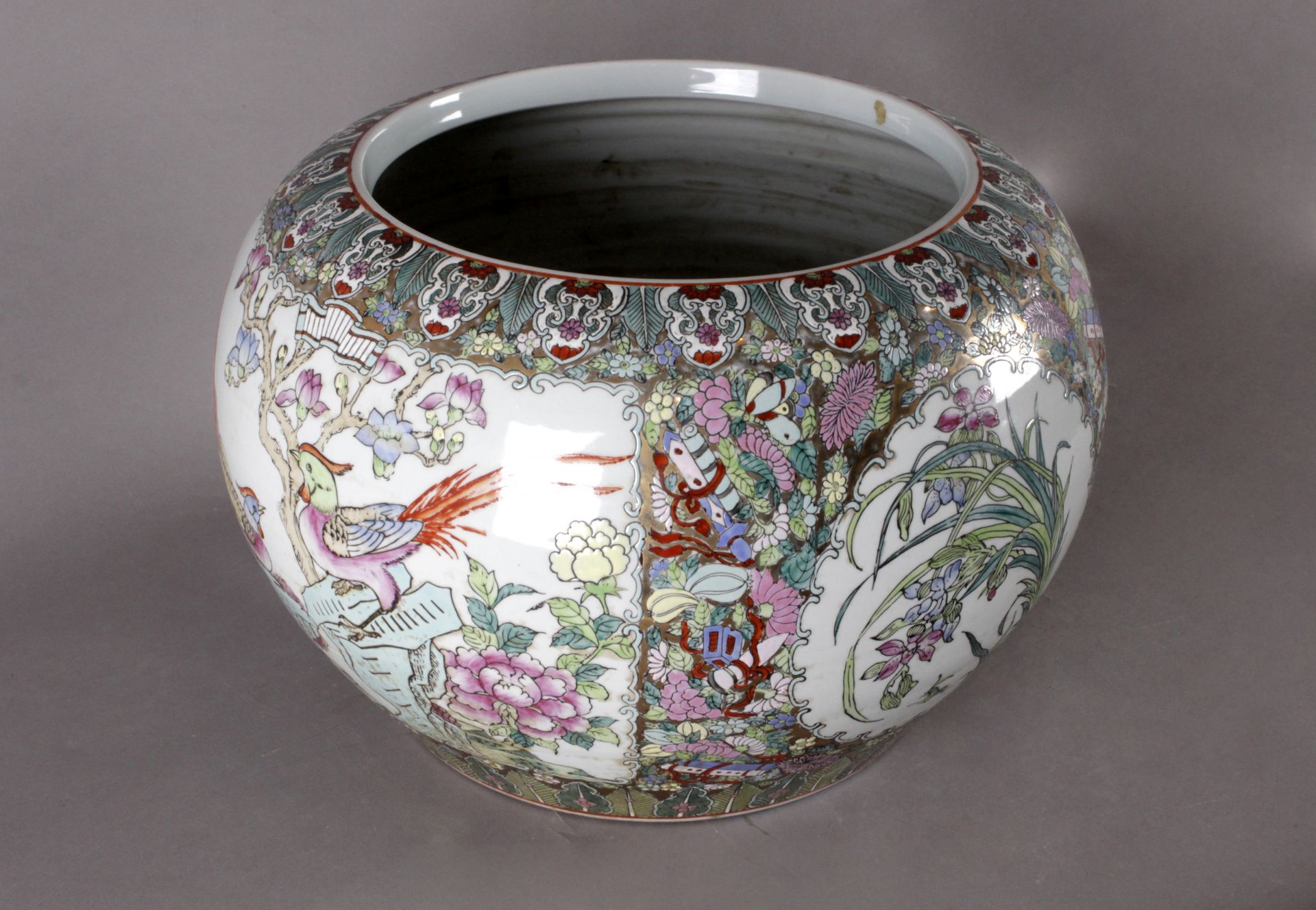 A 20th century Chinese cache pot in Famille Rose porcelain - Image 2 of 4