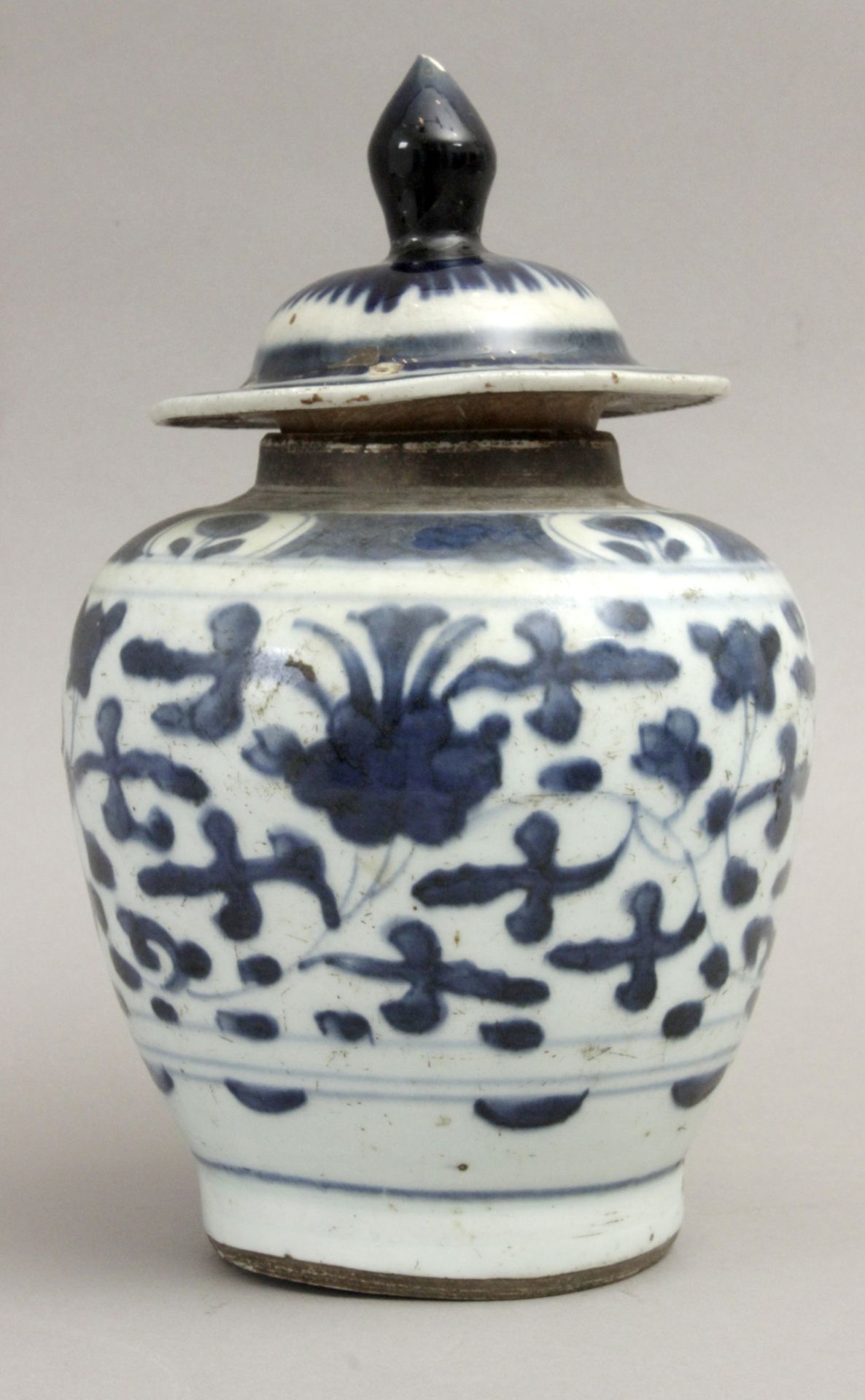 A late 19th century Chinese vase and cover in white and blue porcelain - Bild 4 aus 8