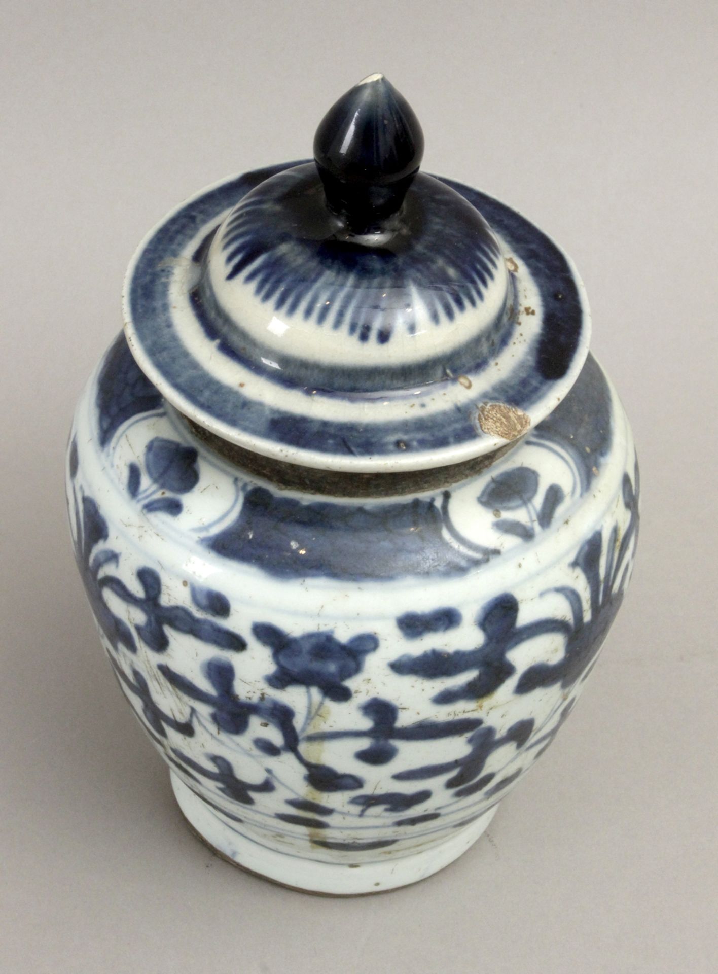 A late 19th century Chinese vase and cover in white and blue porcelain - Bild 3 aus 8