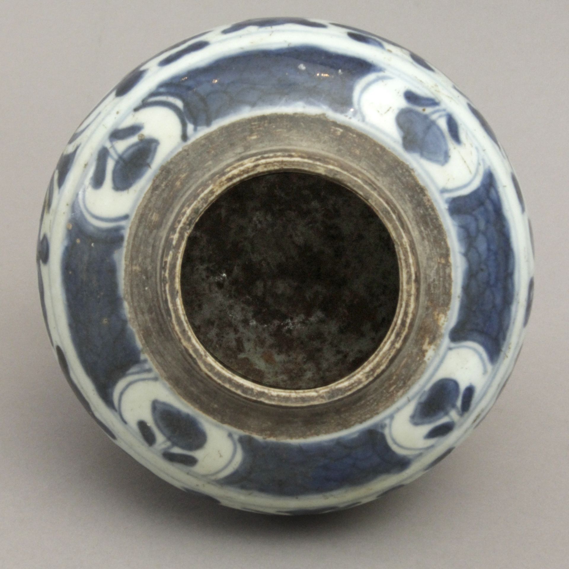 A late 19th century Chinese vase and cover in white and blue porcelain - Bild 7 aus 8