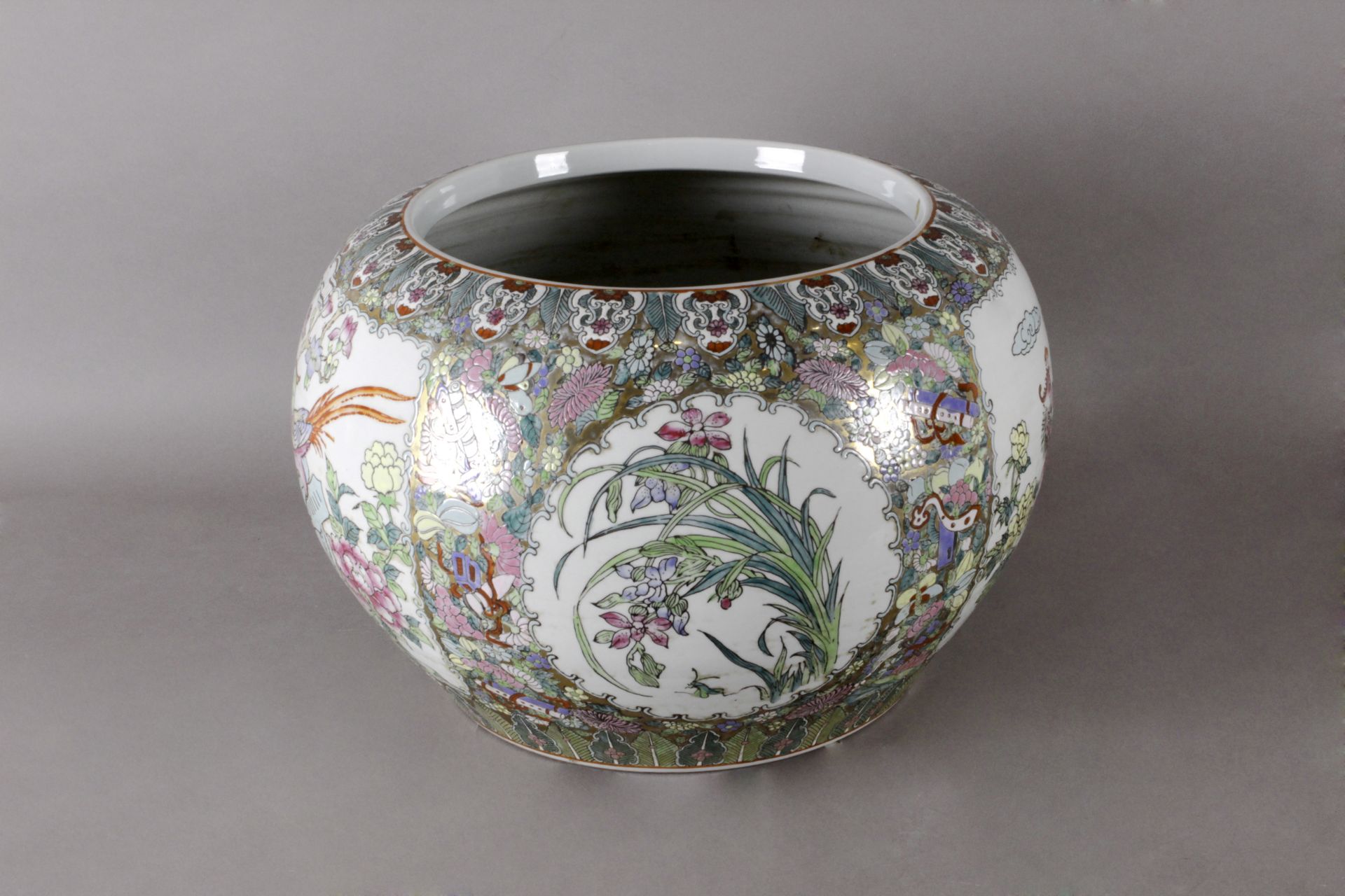 A 20th century Chinese cache pot in Famille Rose porcelain - Image 4 of 4