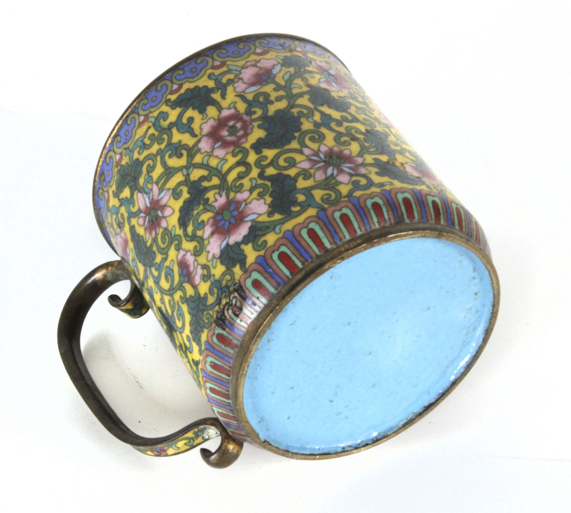 A first half of 20th century Chinese cup in copper with cloisonné enamel - Image 4 of 4