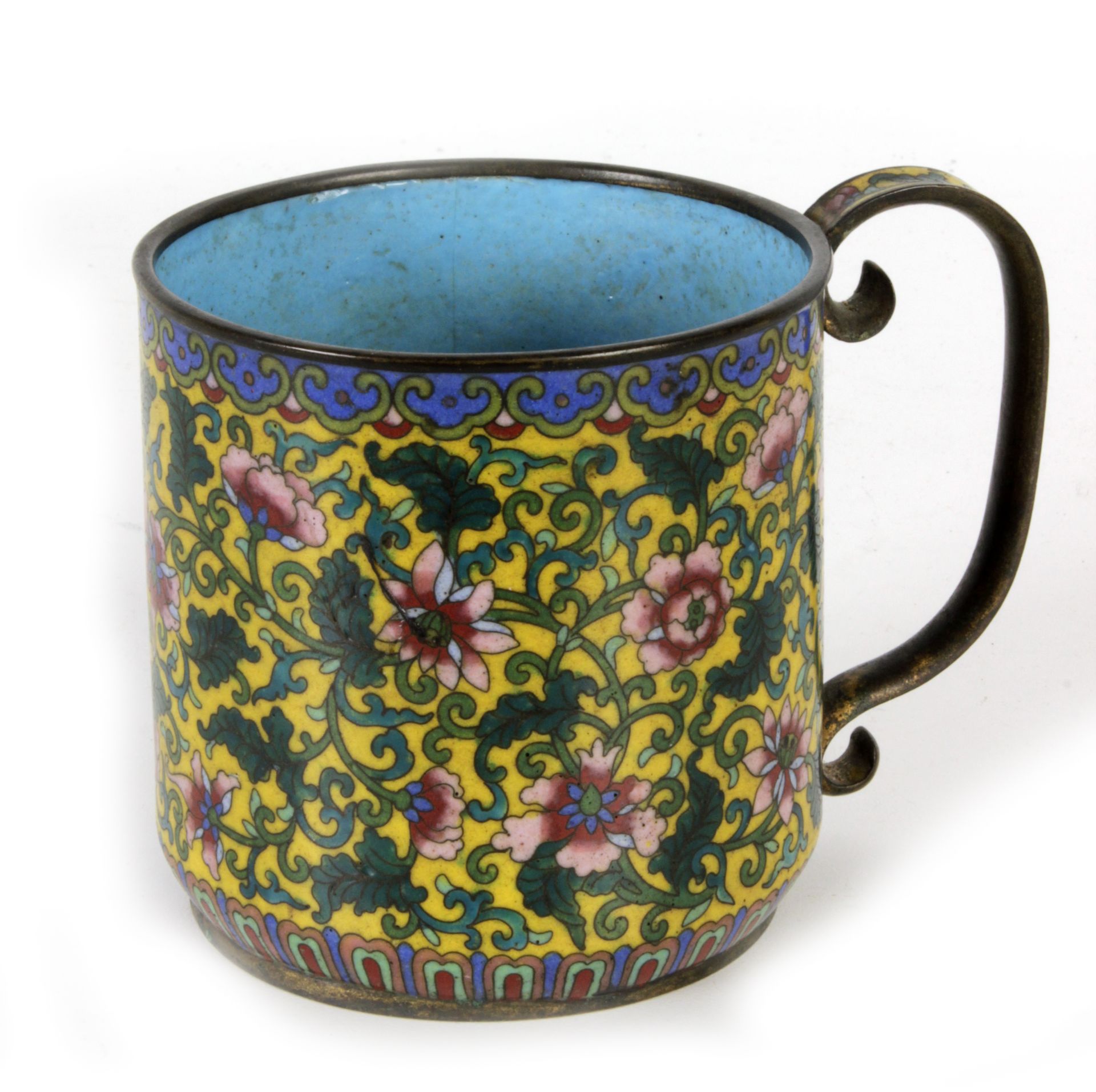 A first half of 20th century Chinese cup in copper with cloisonné enamel