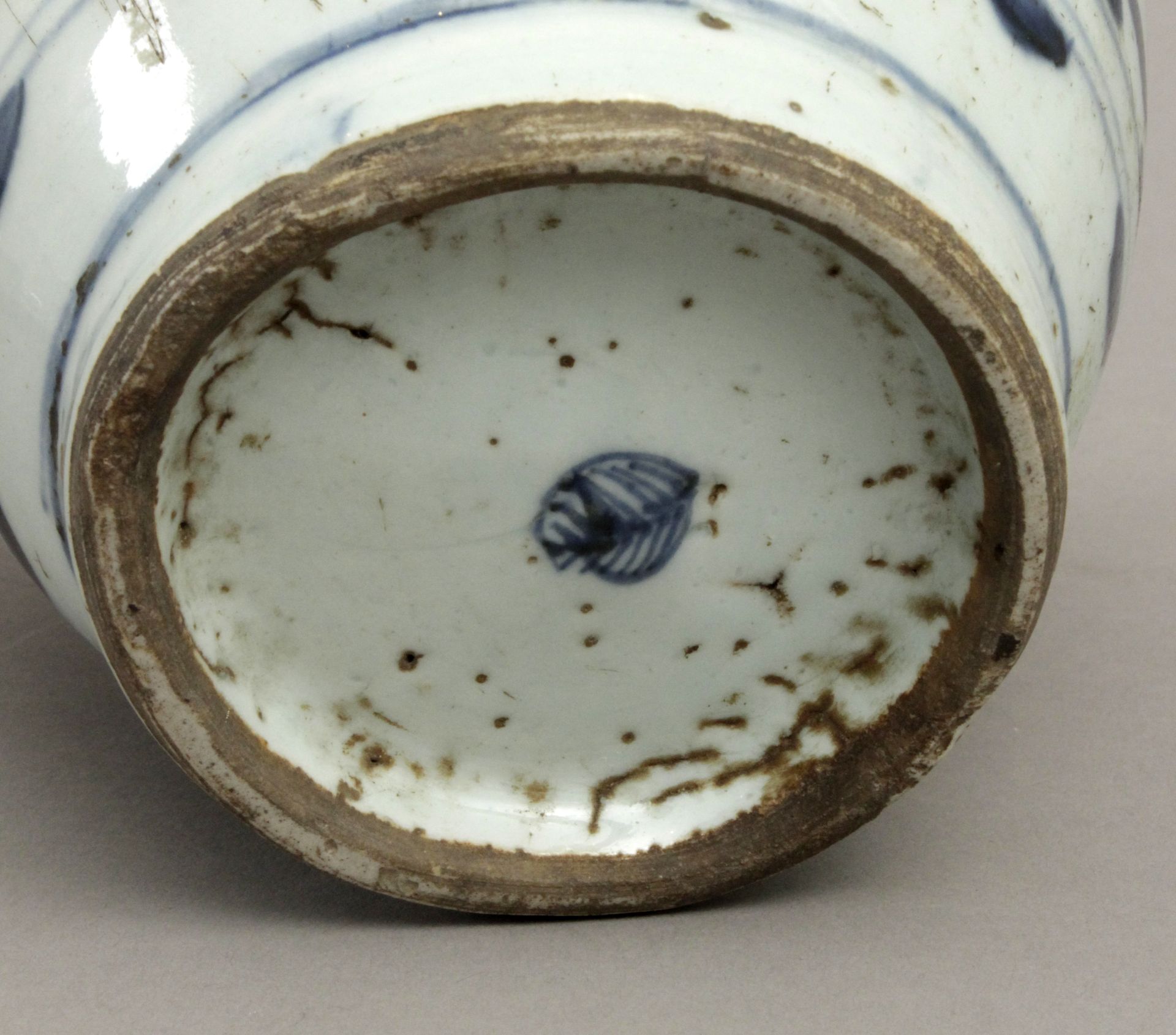 A late 19th century Chinese vase and cover in white and blue porcelain - Bild 6 aus 8