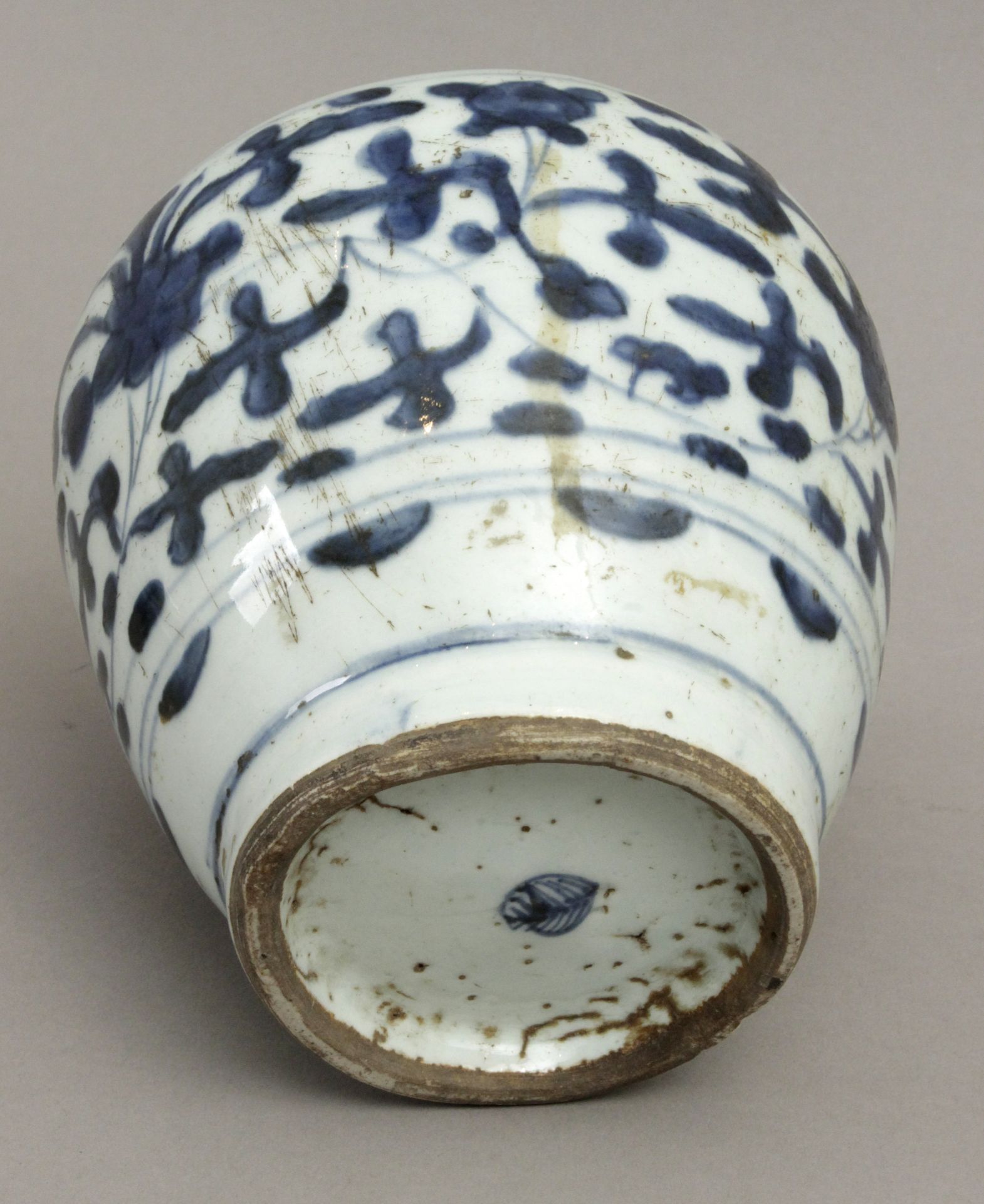 A late 19th century Chinese vase and cover in white and blue porcelain - Bild 5 aus 8