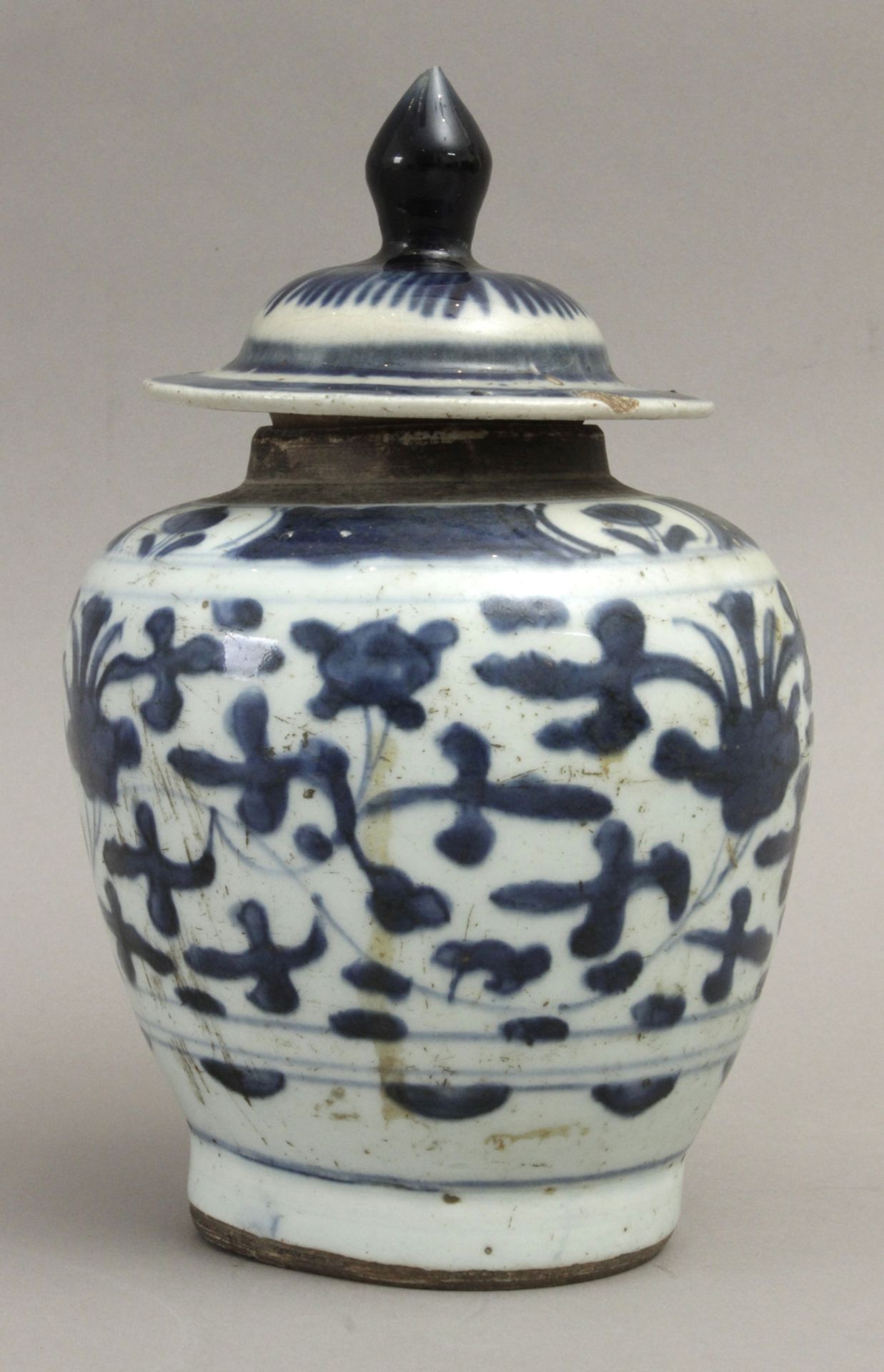 A late 19th century Chinese vase and cover in white and blue porcelain - Bild 2 aus 8