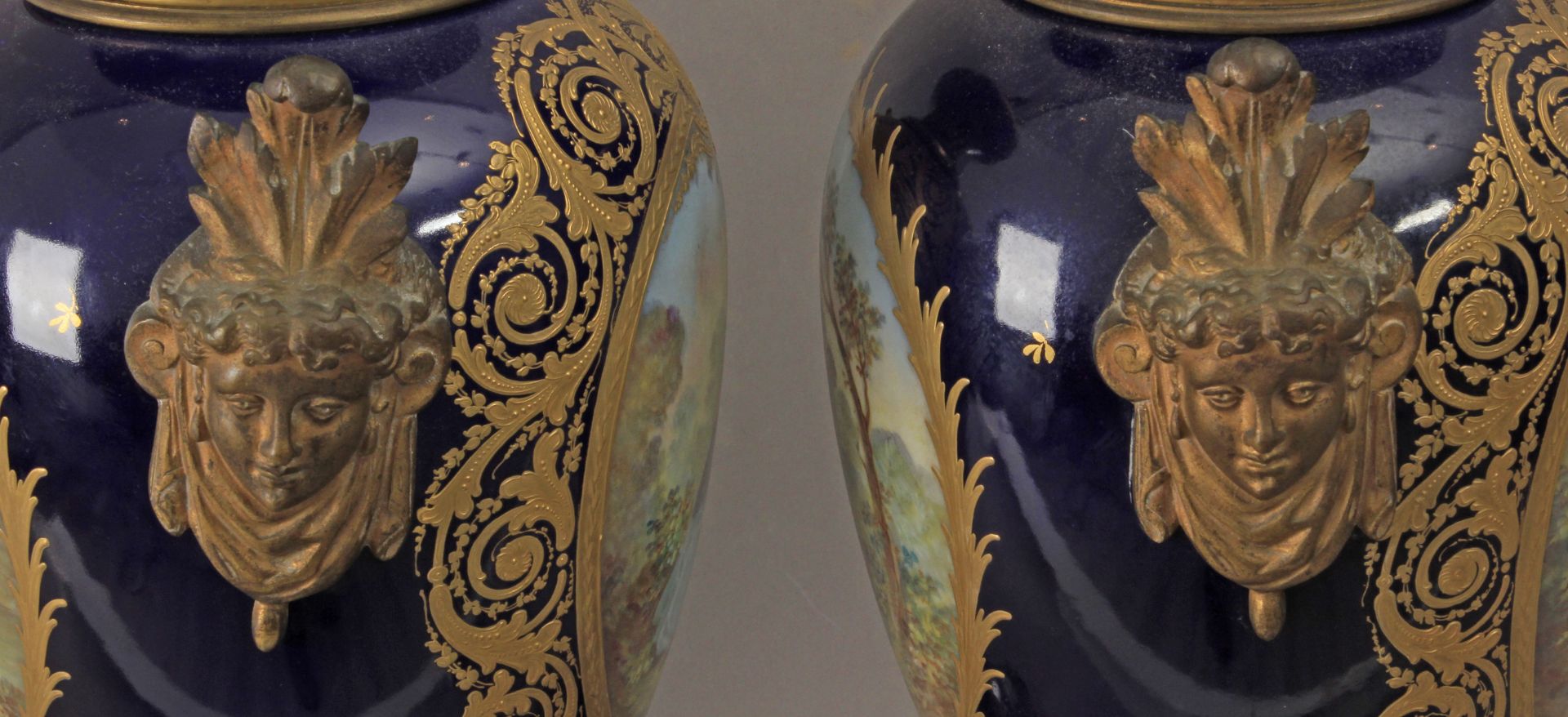 A pair of 18th century French vases and covers in Sévres porcelain garnished with gilt bronze - Bild 4 aus 5