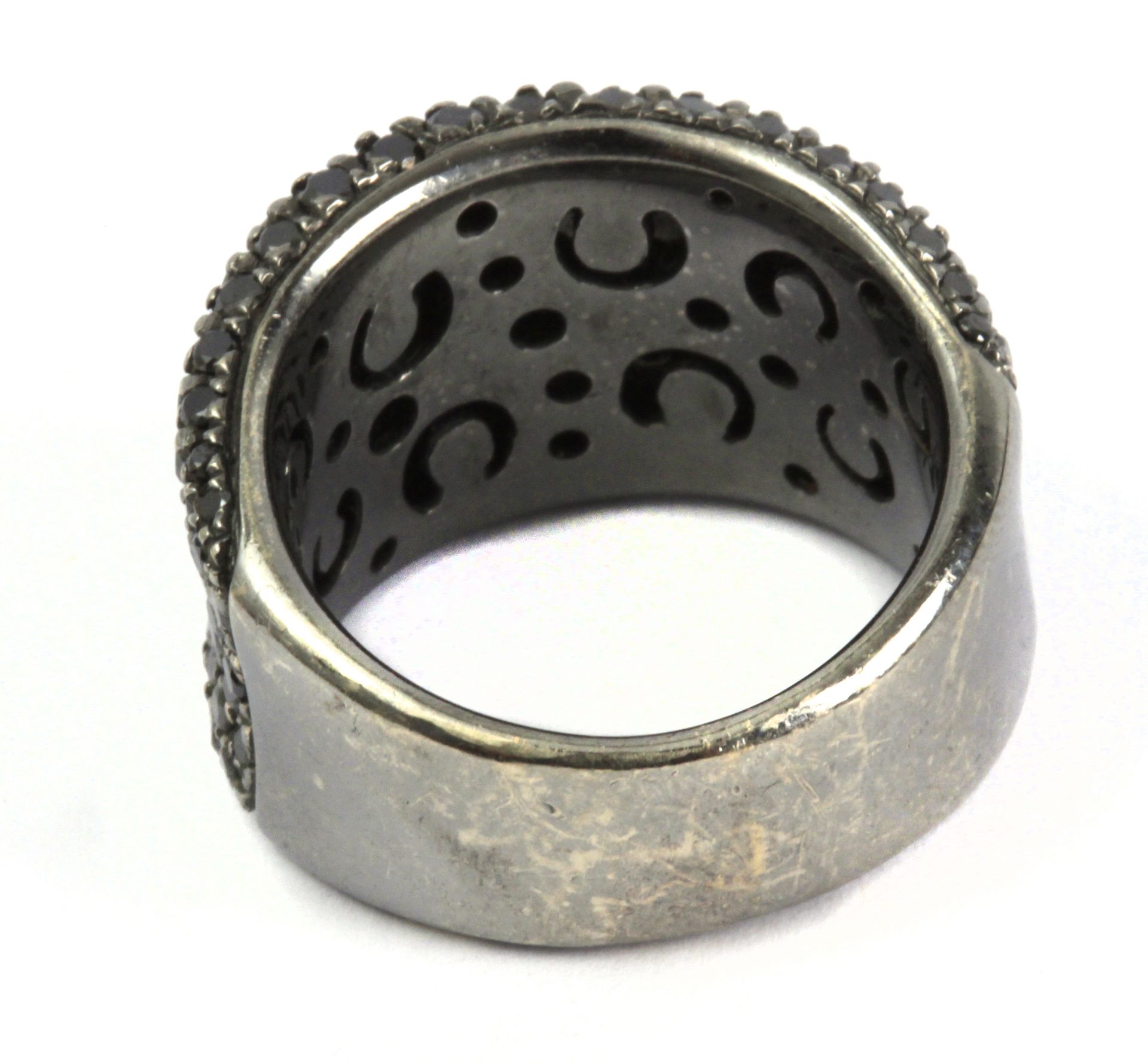 Rabat. An 18 k. white gold and brilliant cut black diamonds ring - Image 2 of 2