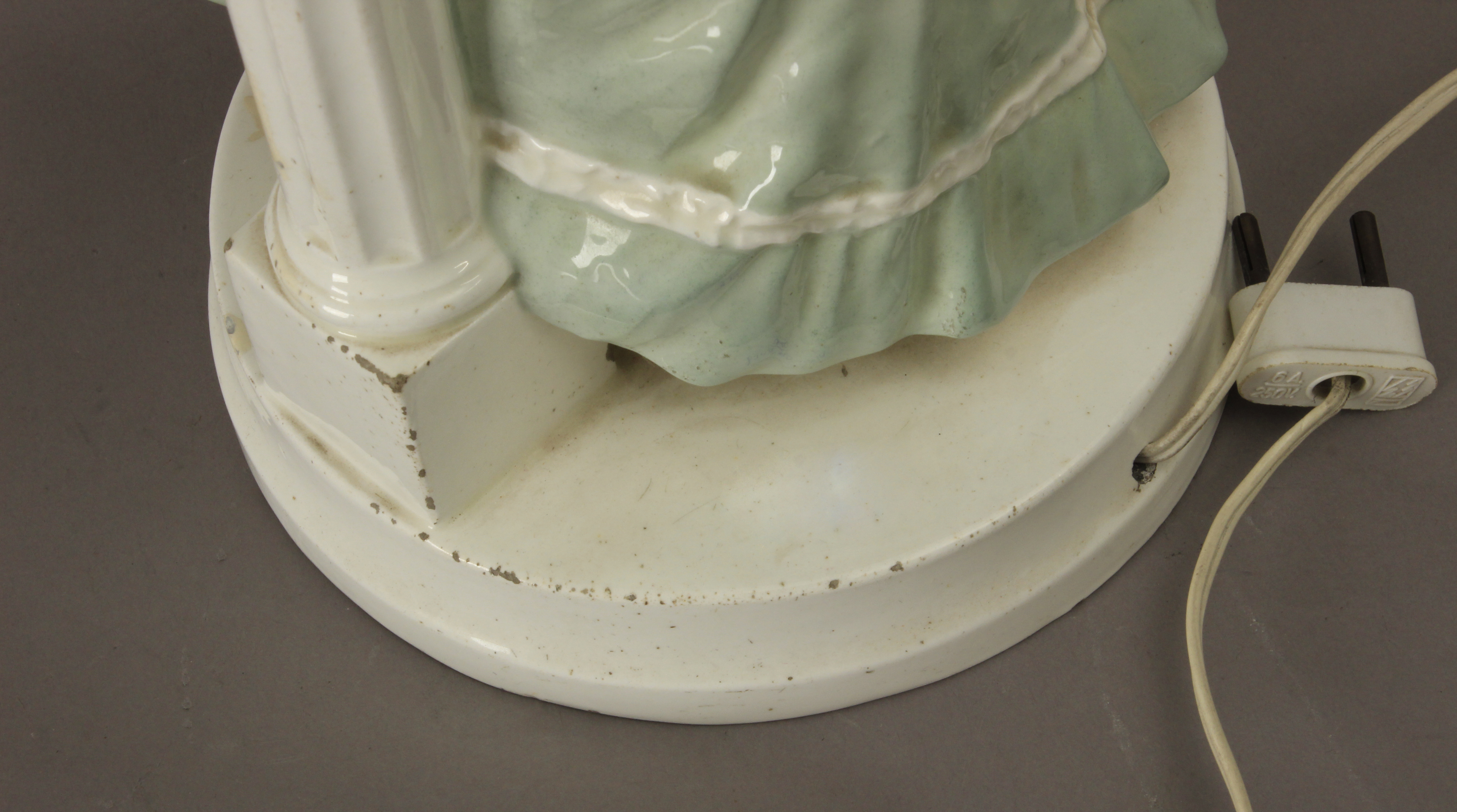 A 20th century Austrian table lamp in Goldscheider porcelain - Image 7 of 8