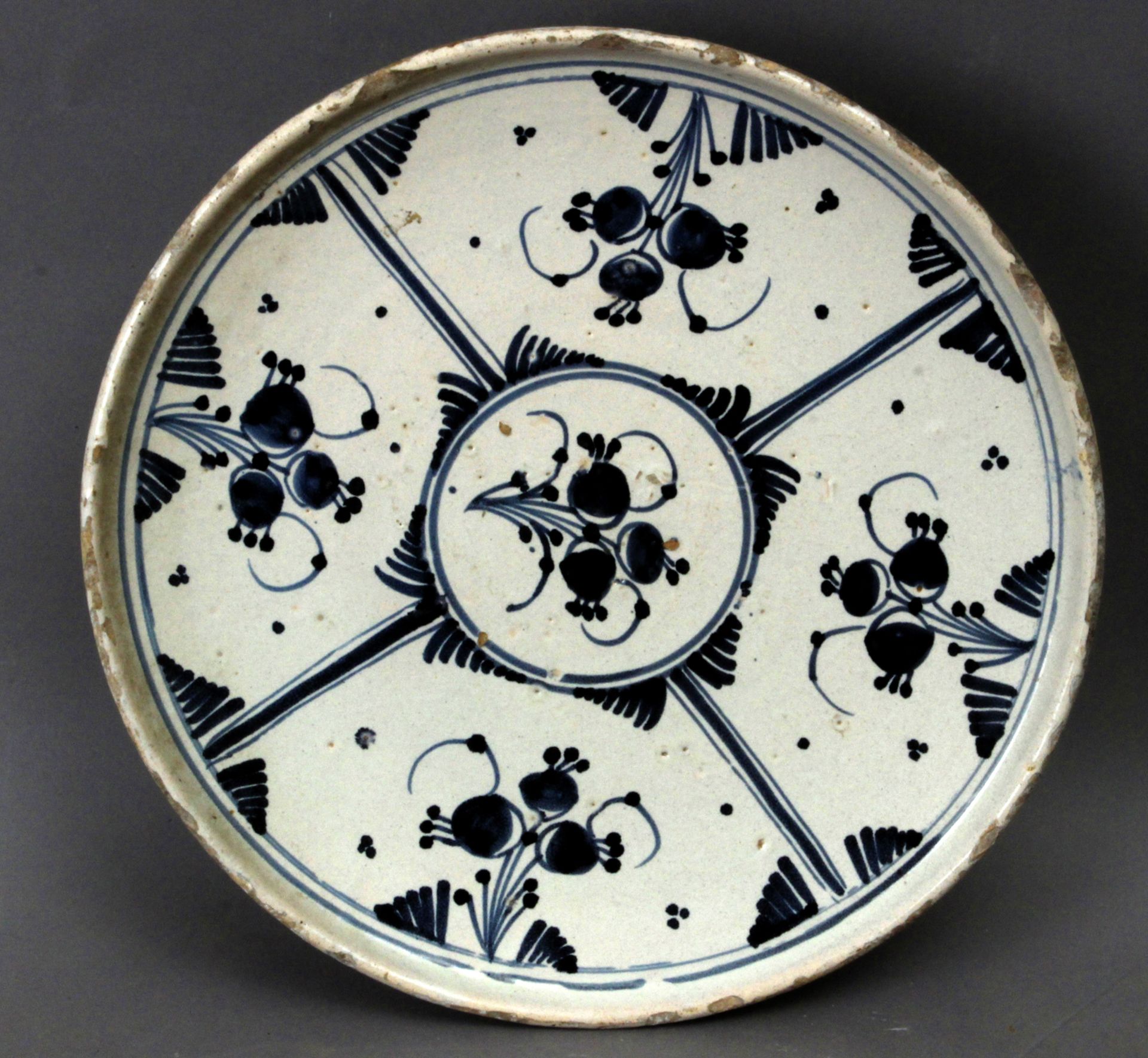 An 18th century fruit bowl in polychromed pottery - Bild 2 aus 3