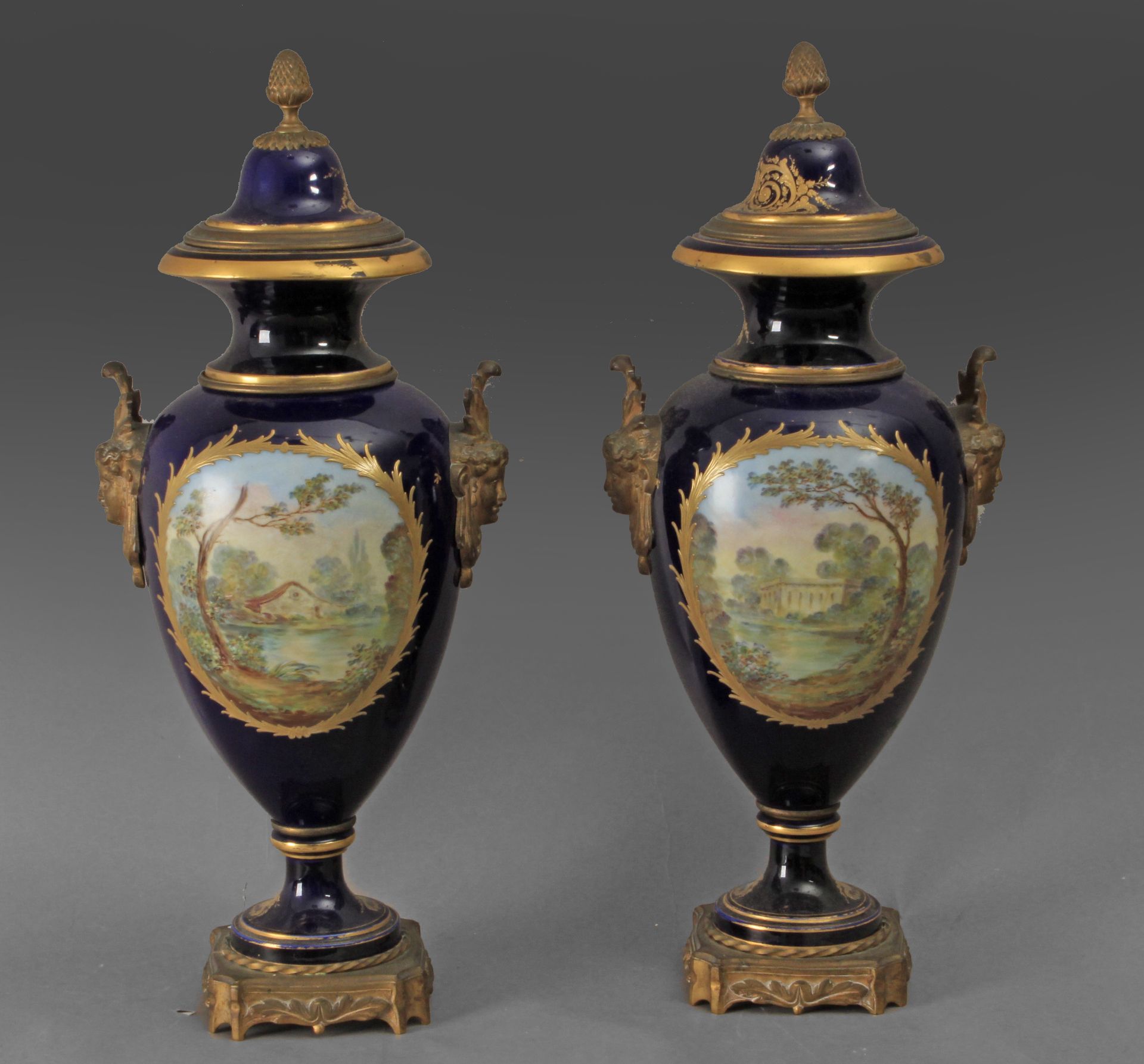 A pair of 18th century French vases and covers in Sévres porcelain garnished with gilt bronze - Bild 5 aus 5