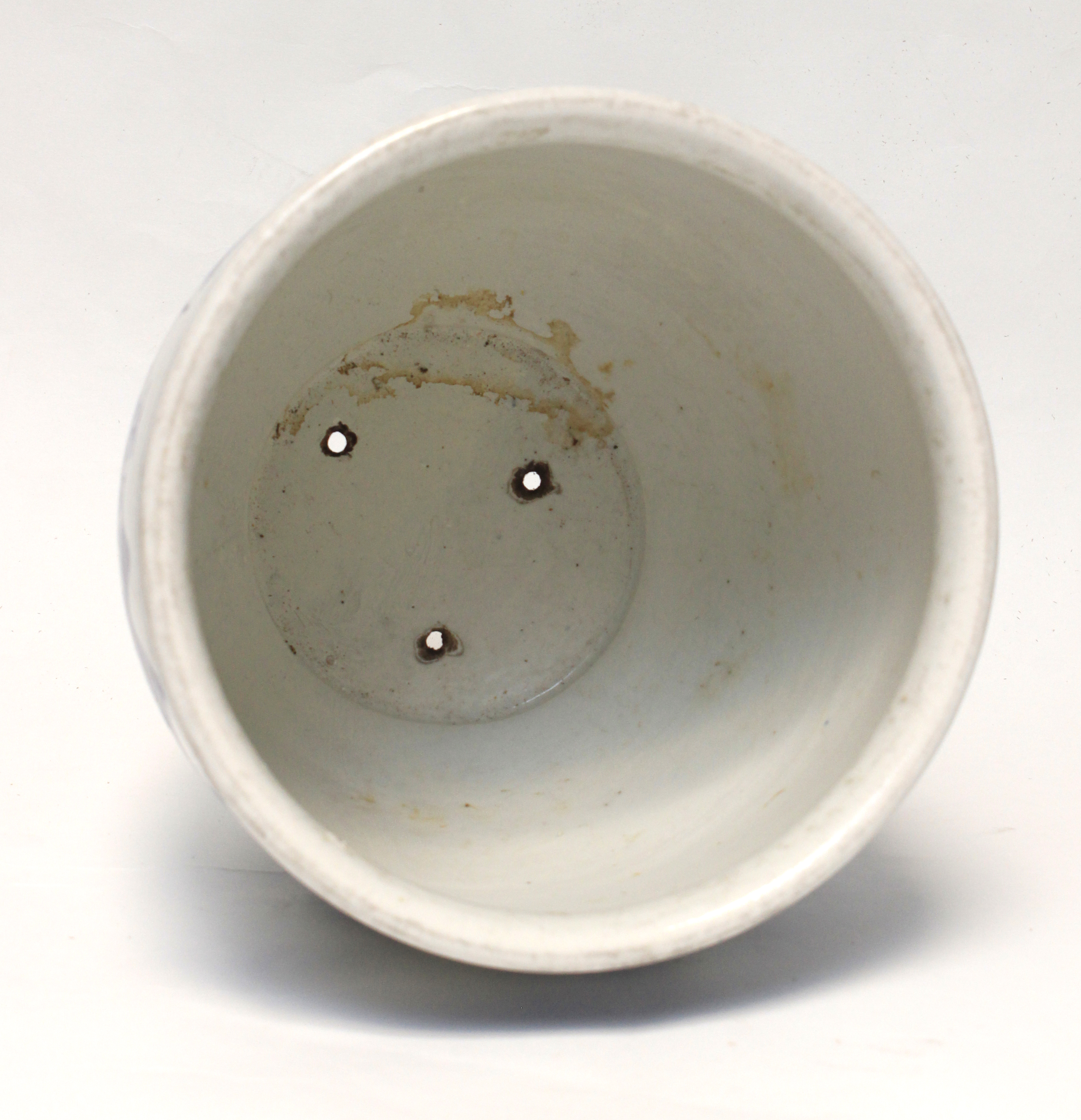 A late 18th century Chinese prob. Kangxi cache-pot in white and blue porcelain - Image 3 of 5