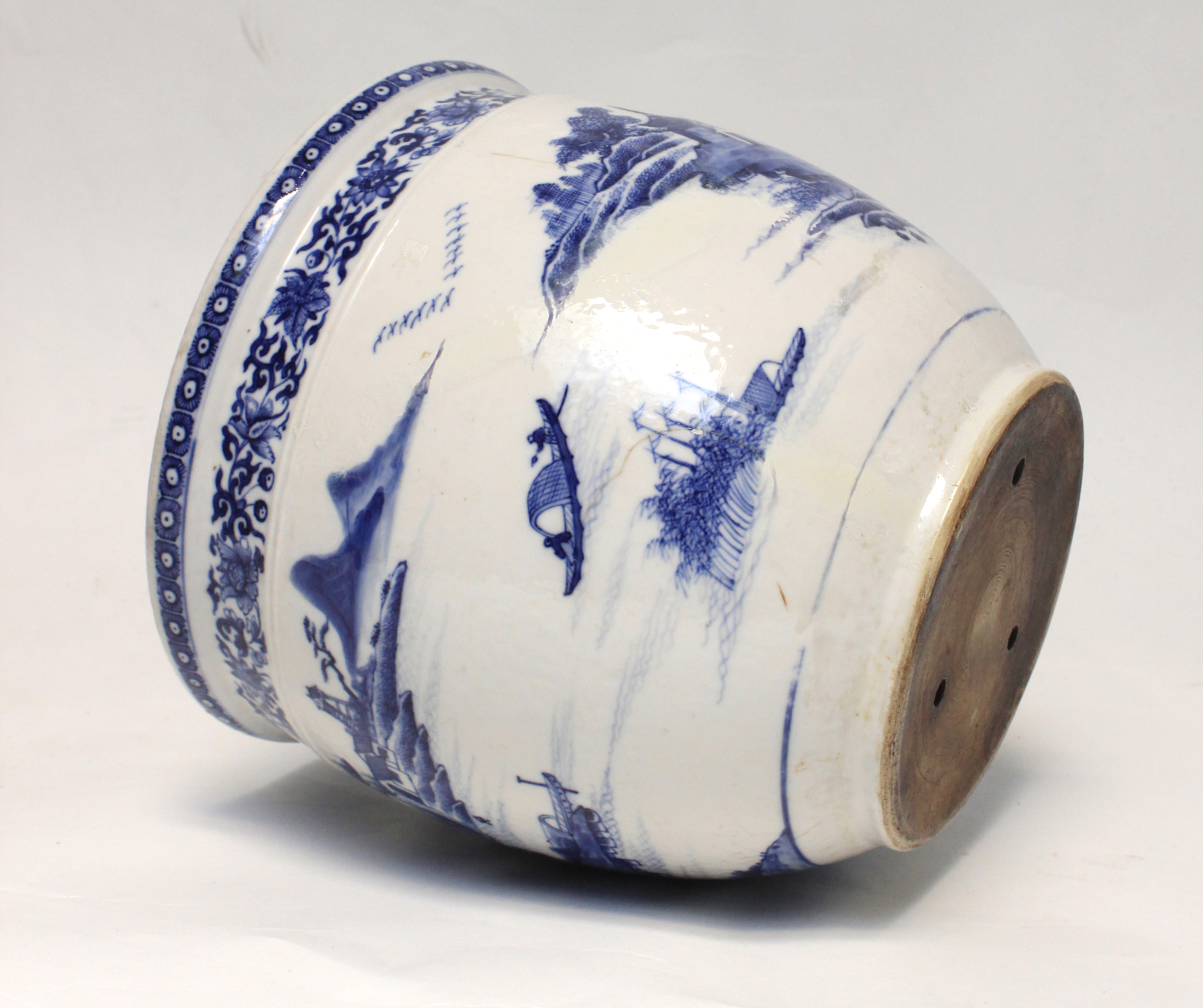 A late 18th century Chinese prob. Kangxi cache-pot in white and blue porcelain - Image 4 of 5