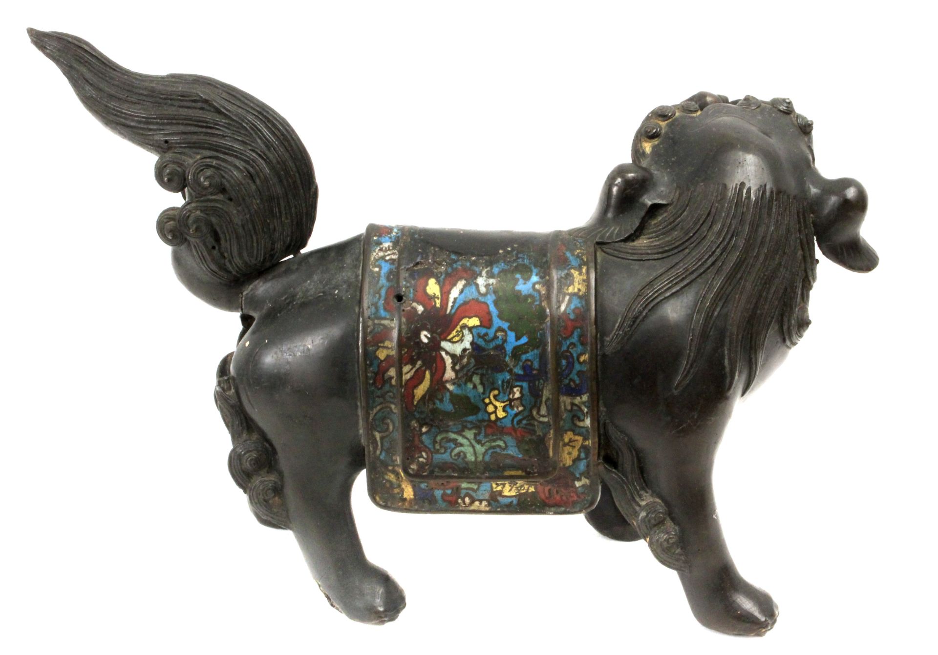 A 19th century Chinese school. A bronze and cloisonné enamel figure of a Fu dog - Bild 2 aus 4