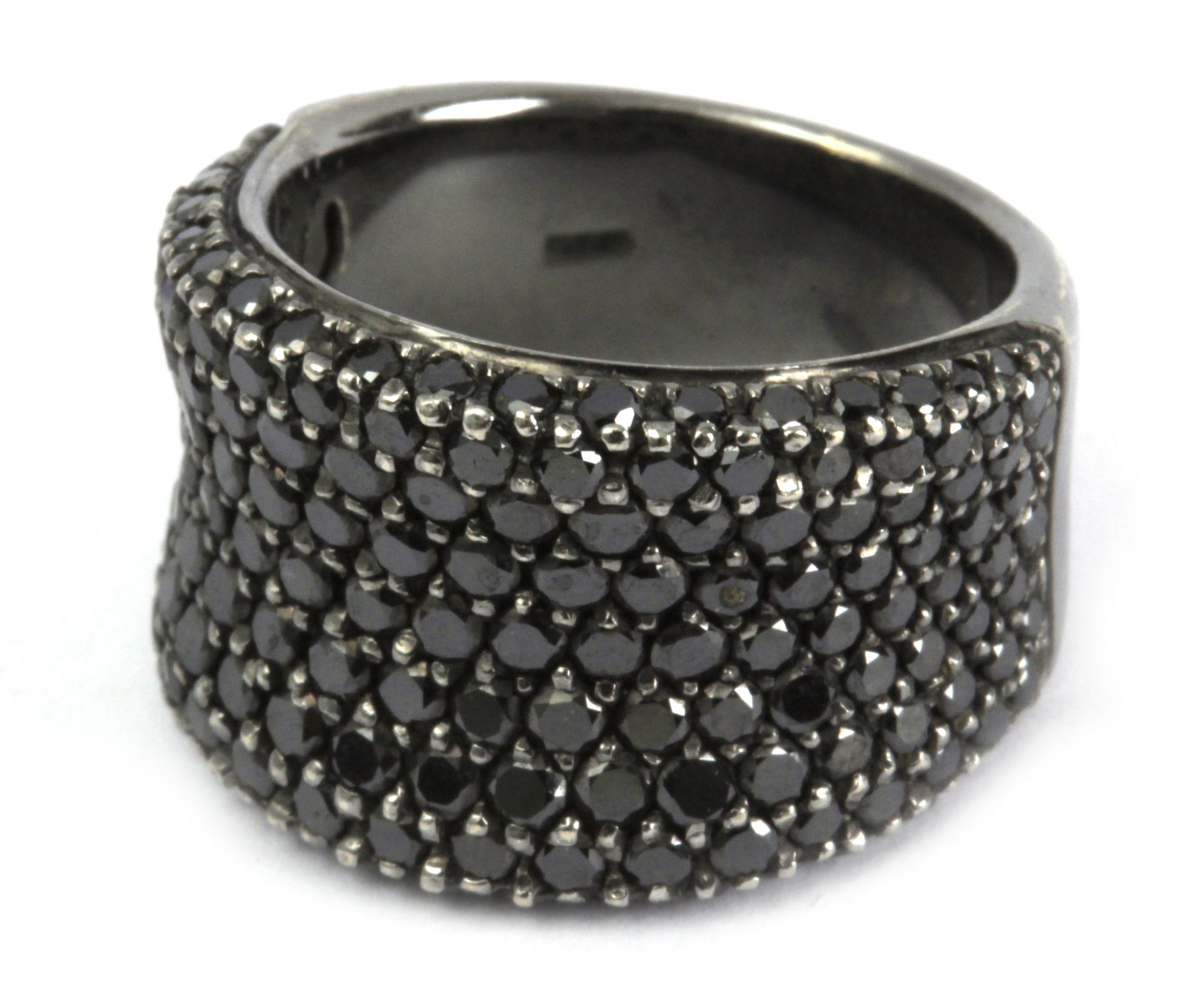 Rabat. An 18 k. white gold and brilliant cut black diamonds ring