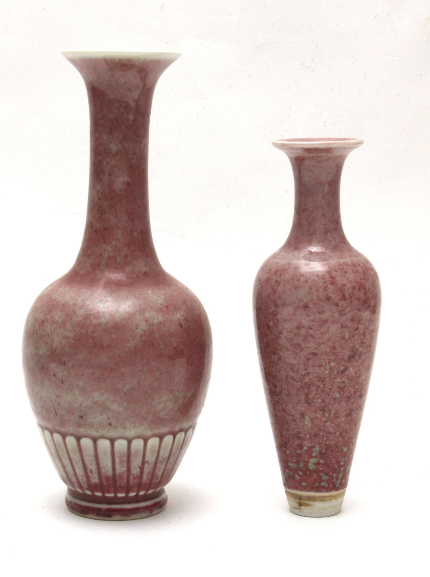 A pair of 20th century peachbloom porcelain Liuyeping vases - Image 2 of 8