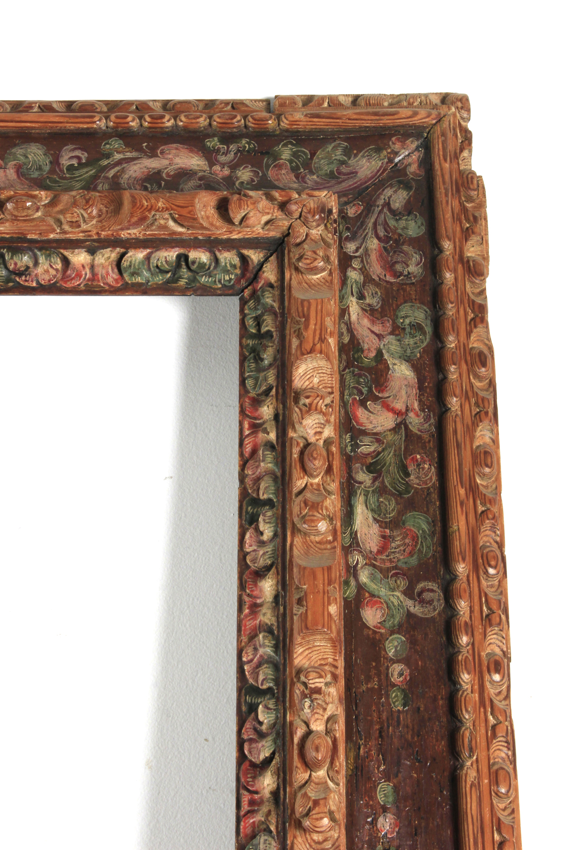 An early 17th century Spanish frame in carved and polychromed wood - Image 2 of 3