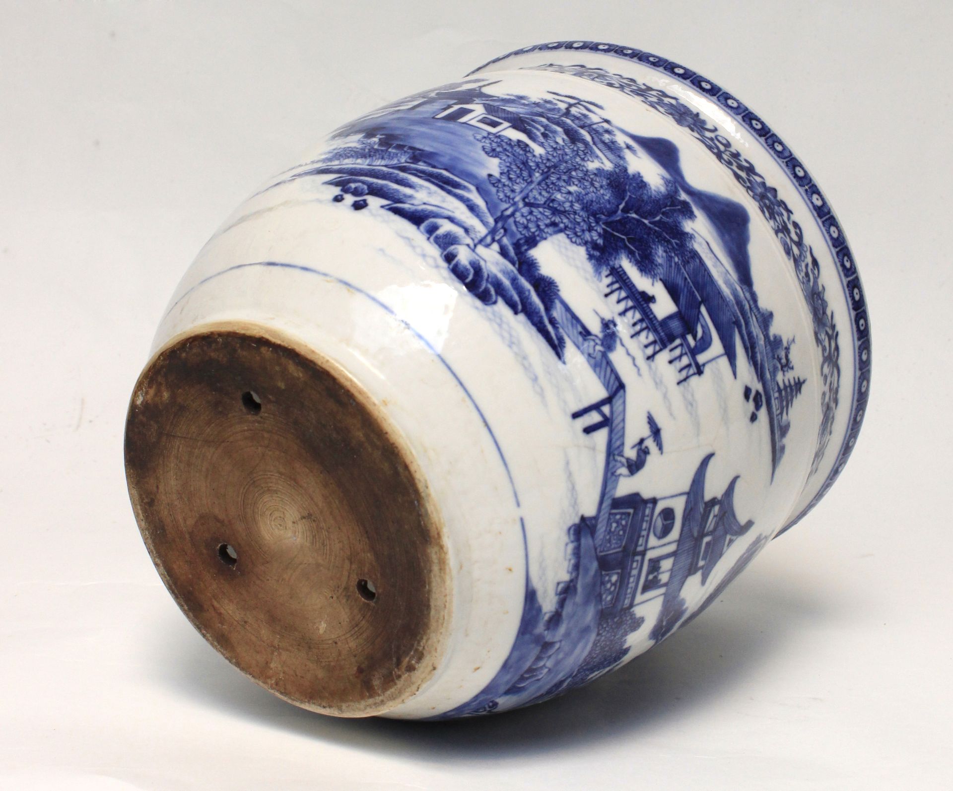 A late 18th century Chinese prob. Kangxi cache-pot in white and blue porcelain - Image 5 of 5