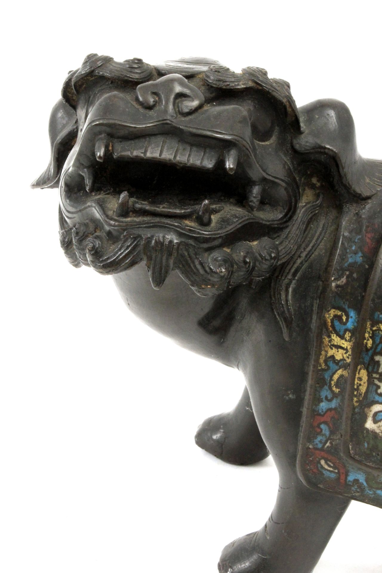 A 19th century Chinese school. A bronze and cloisonné enamel figure of a Fu dog - Bild 3 aus 4