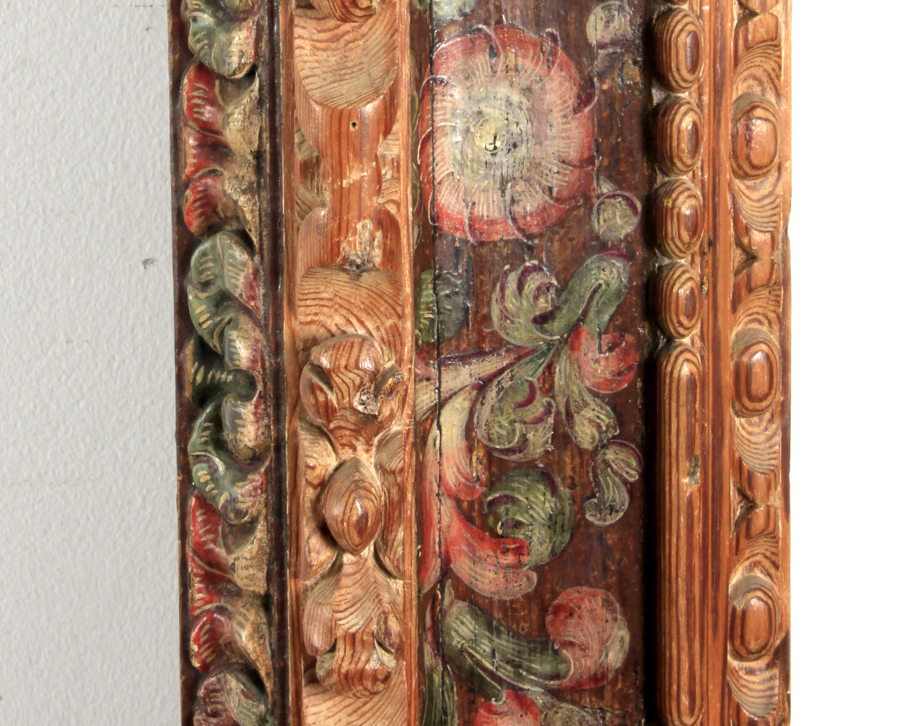 An early 17th century Spanish frame in carved and polychromed wood - Image 3 of 3