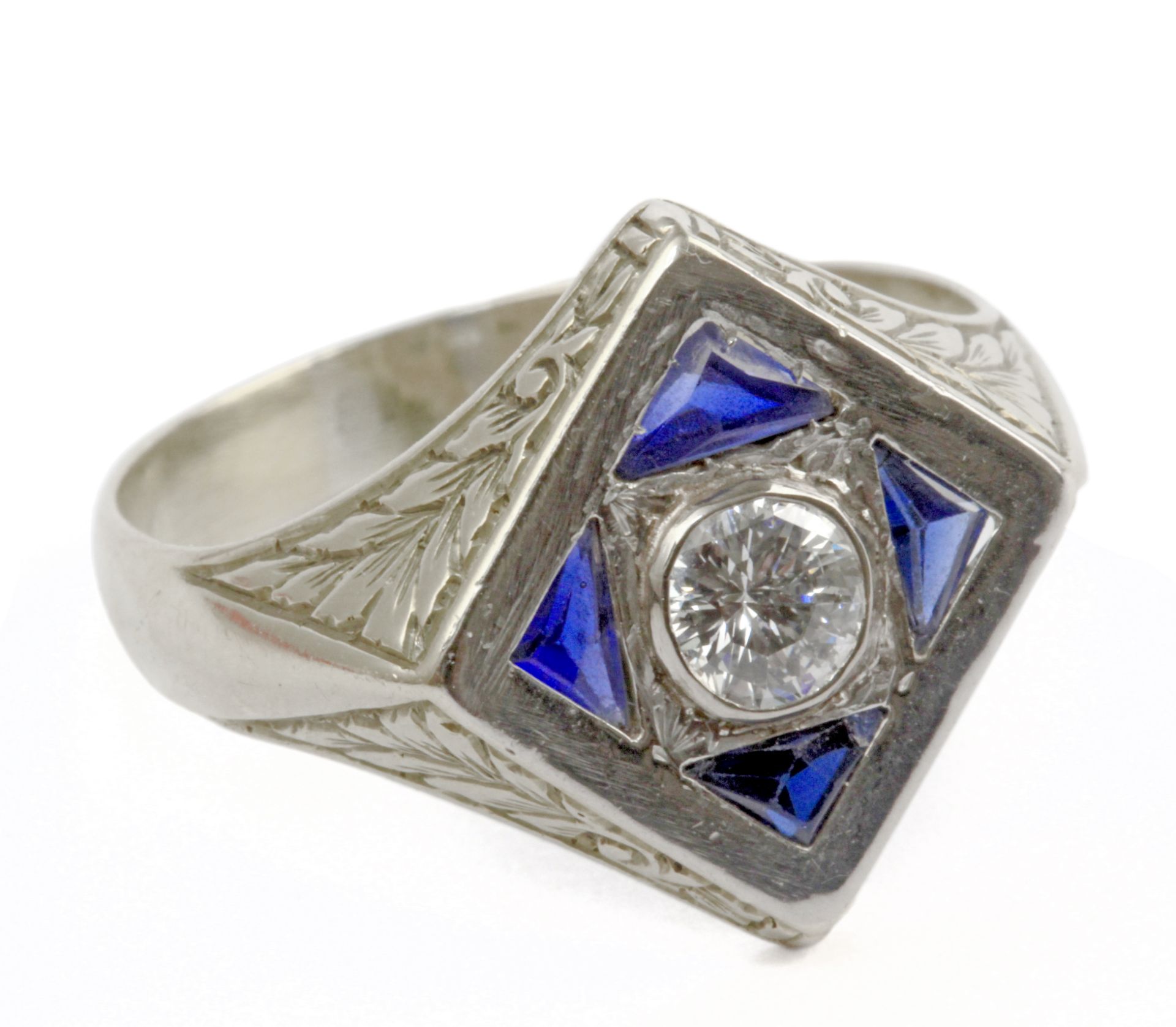A signet ring with an 18 k. yellow gold and platinum setting and a point cut diamond - Bild 2 aus 2