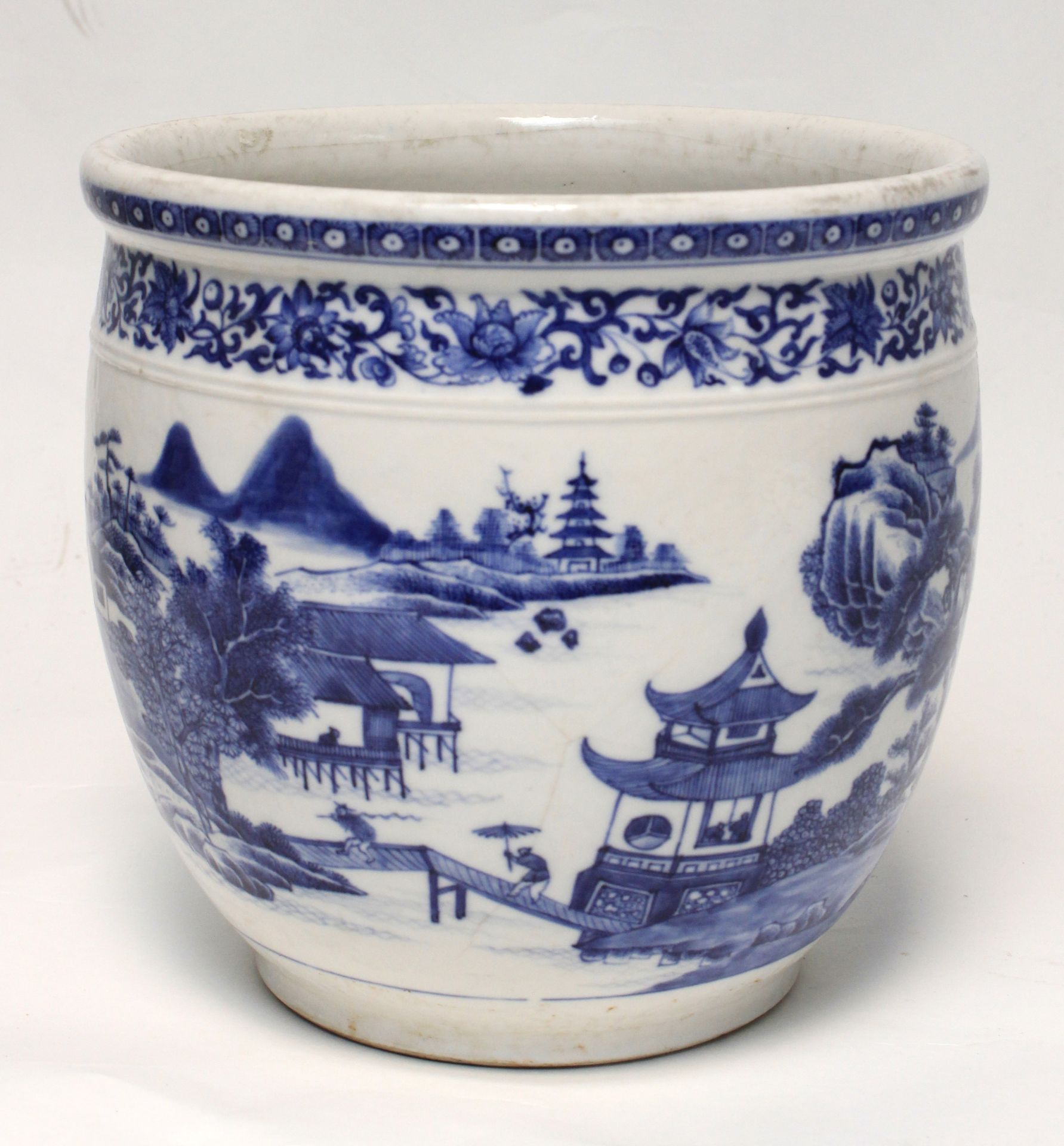 A late 18th century Chinese prob. Kangxi cache-pot in white and blue porcelain - Image 2 of 5