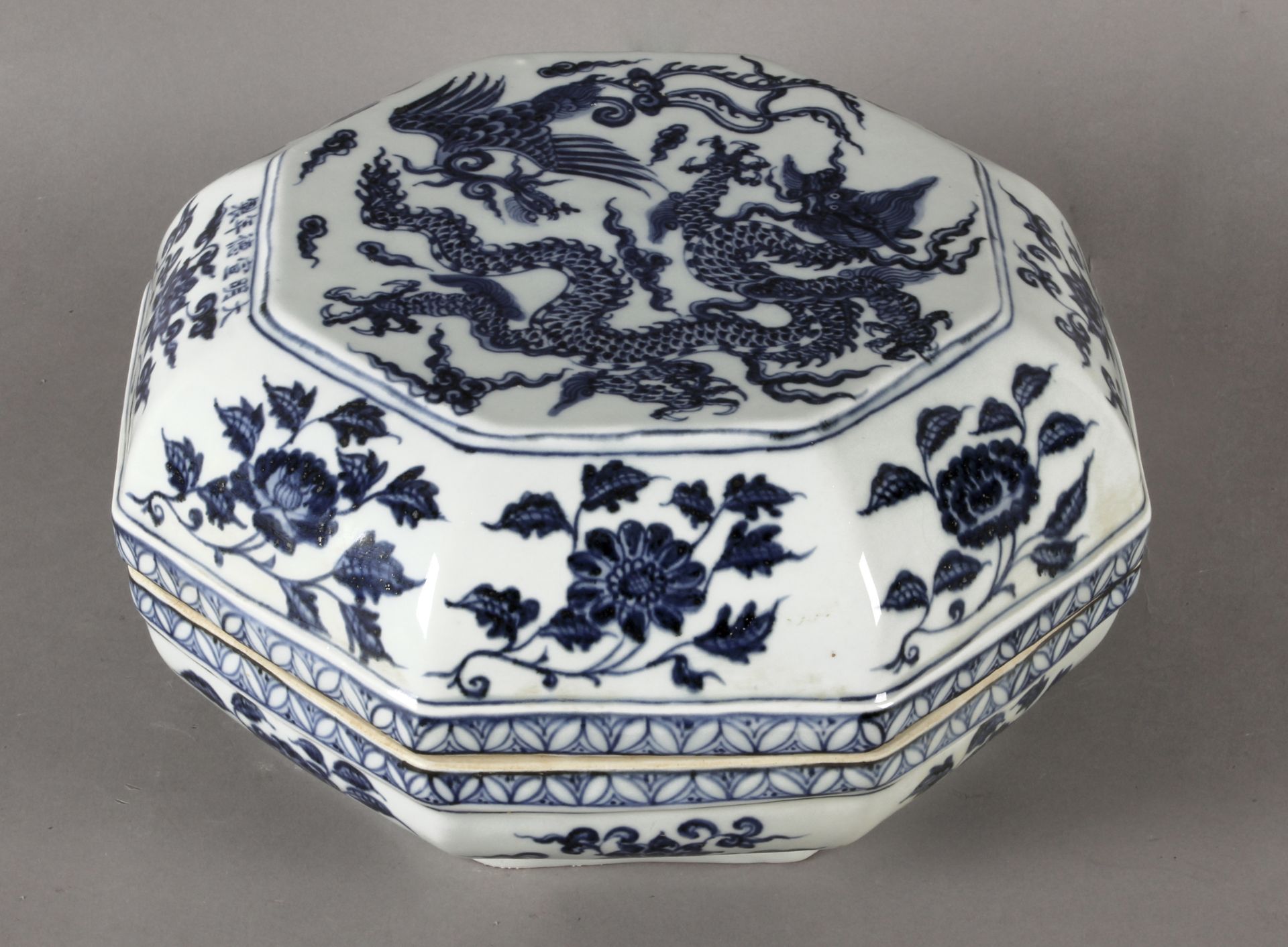 A 20th century Chinese porcelain box