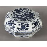 A 20th century Chinese porcelain box