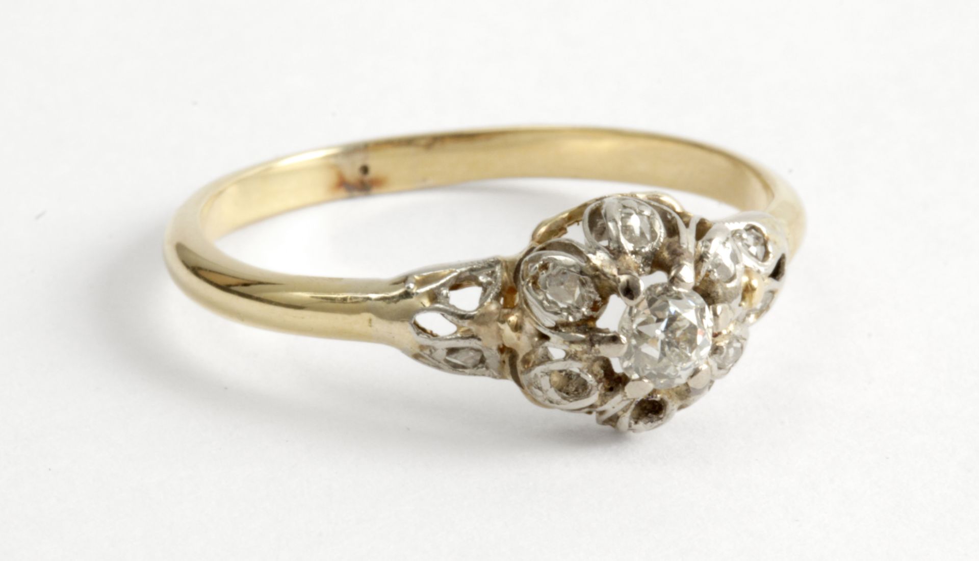 A first half of 20th century diamond ring with an 18 k. yellow gold setting - Image 2 of 3